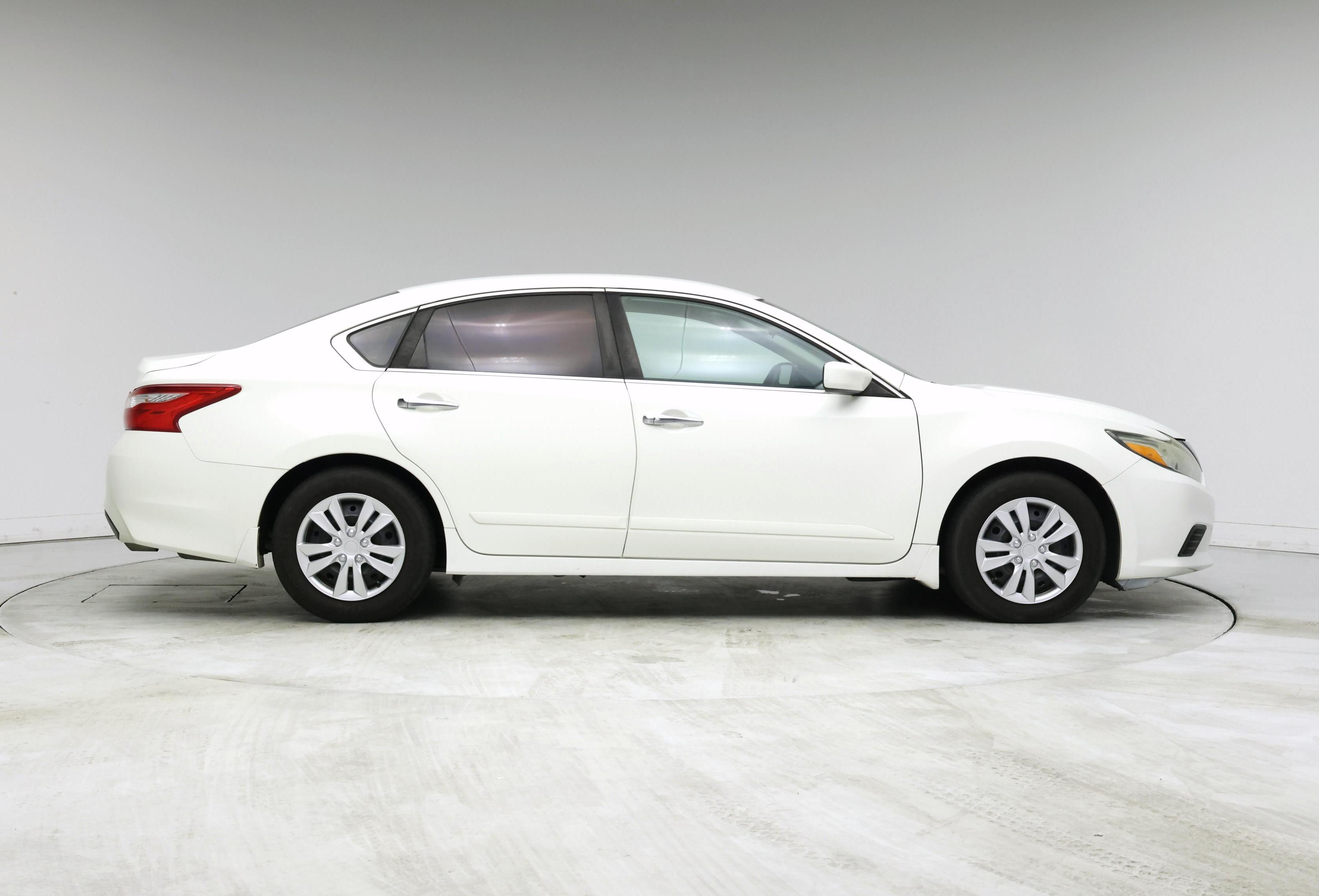 Thumbnail: 2017 Nissan Altima - 7