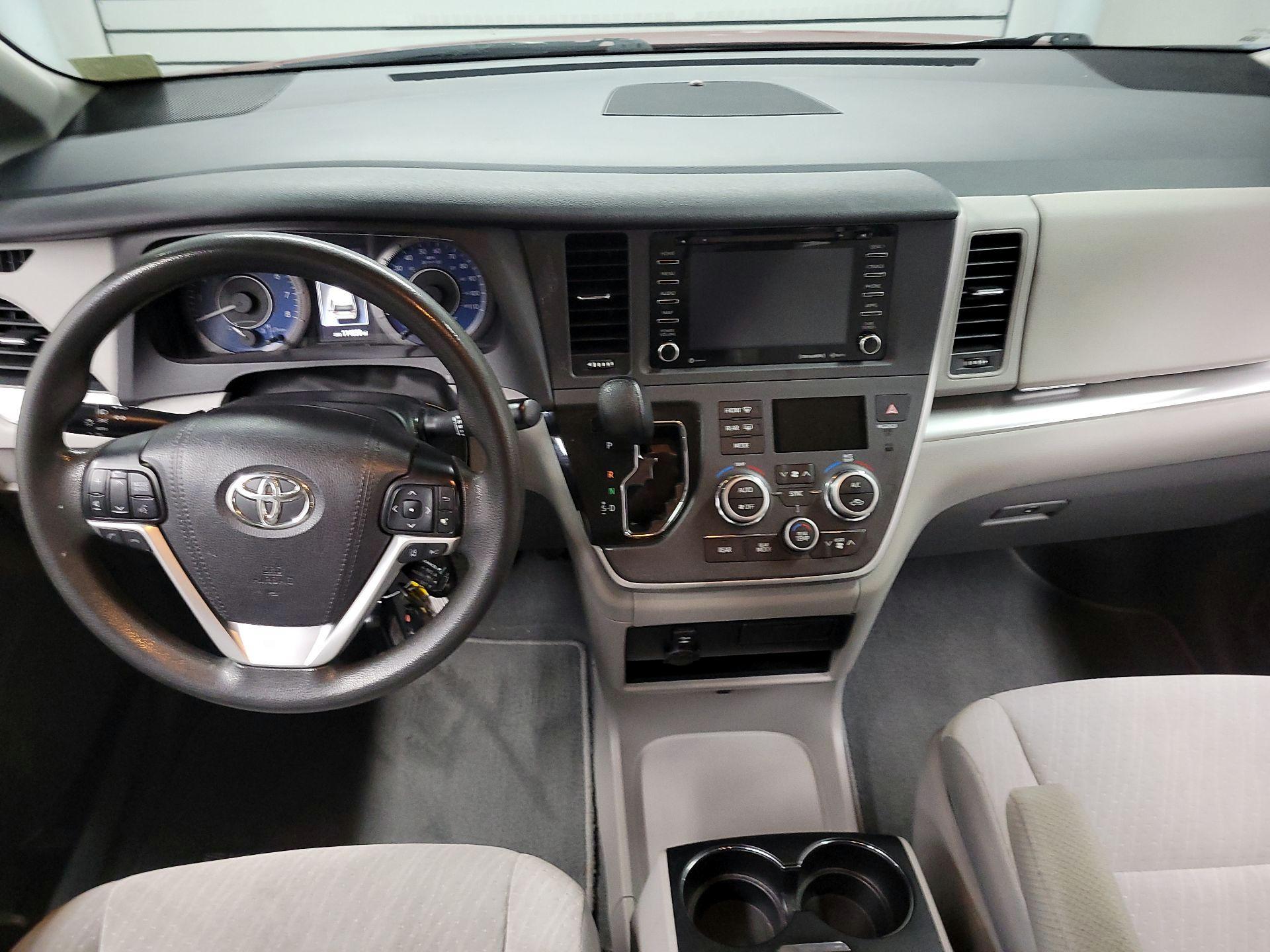 Thumbnail: 2020 Toyota Sienna - 9