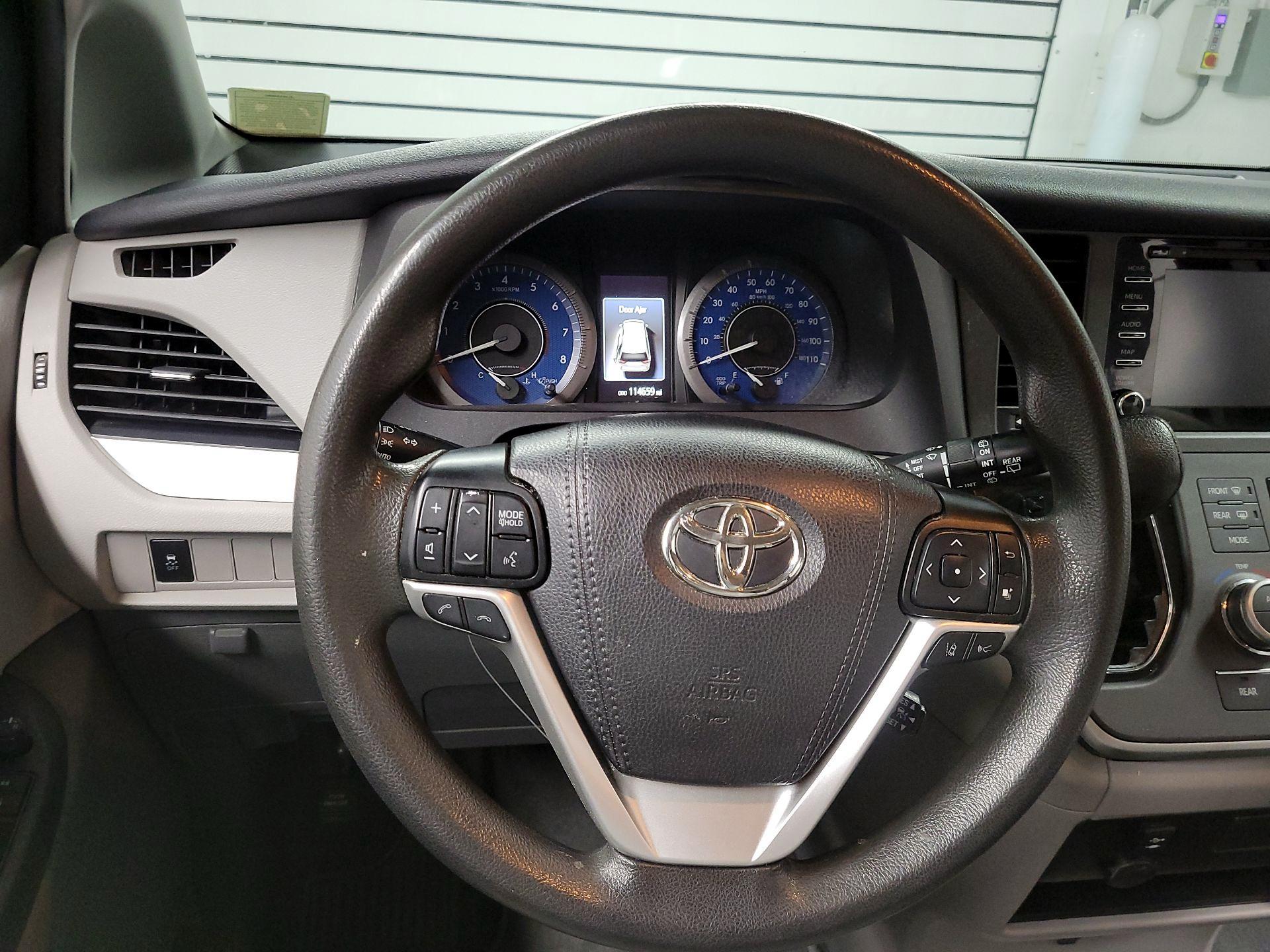 Thumbnail: 2020 Toyota Sienna - 10
