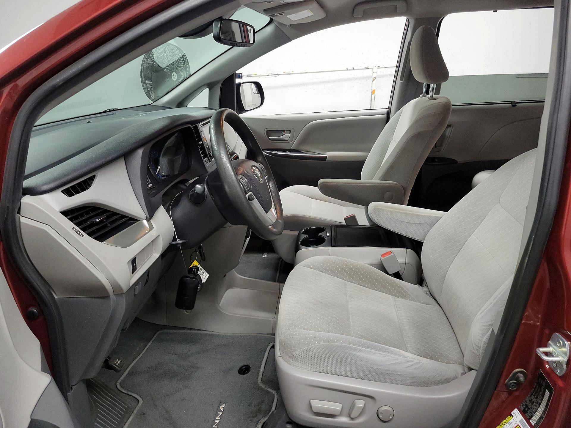 Thumbnail: 2020 Toyota Sienna - 11