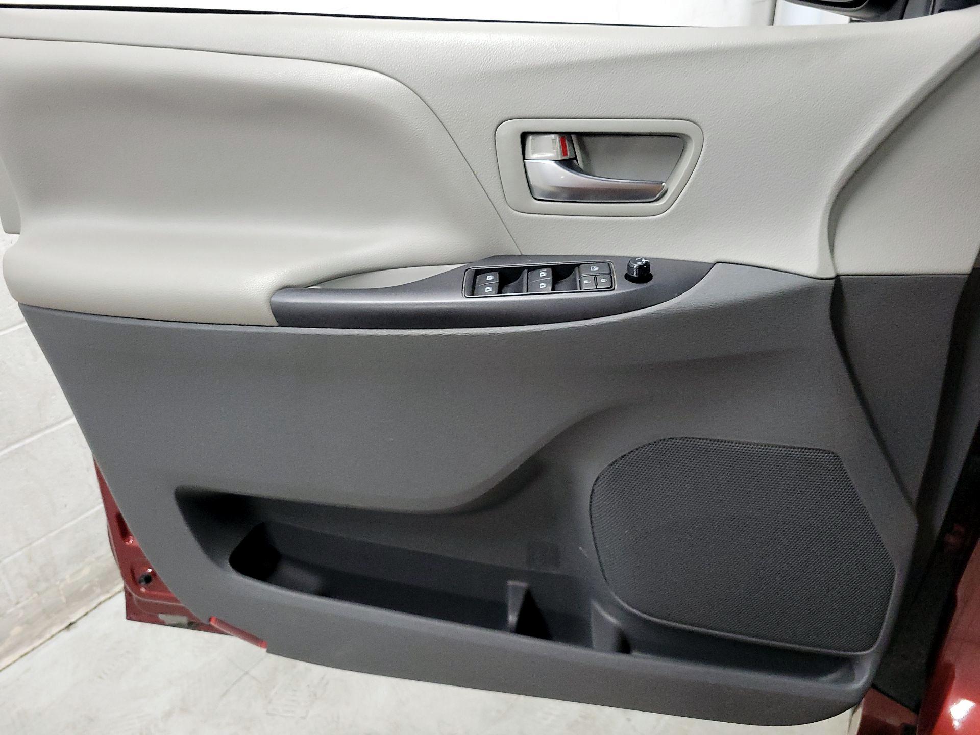 Thumbnail: 2020 Toyota Sienna - 12