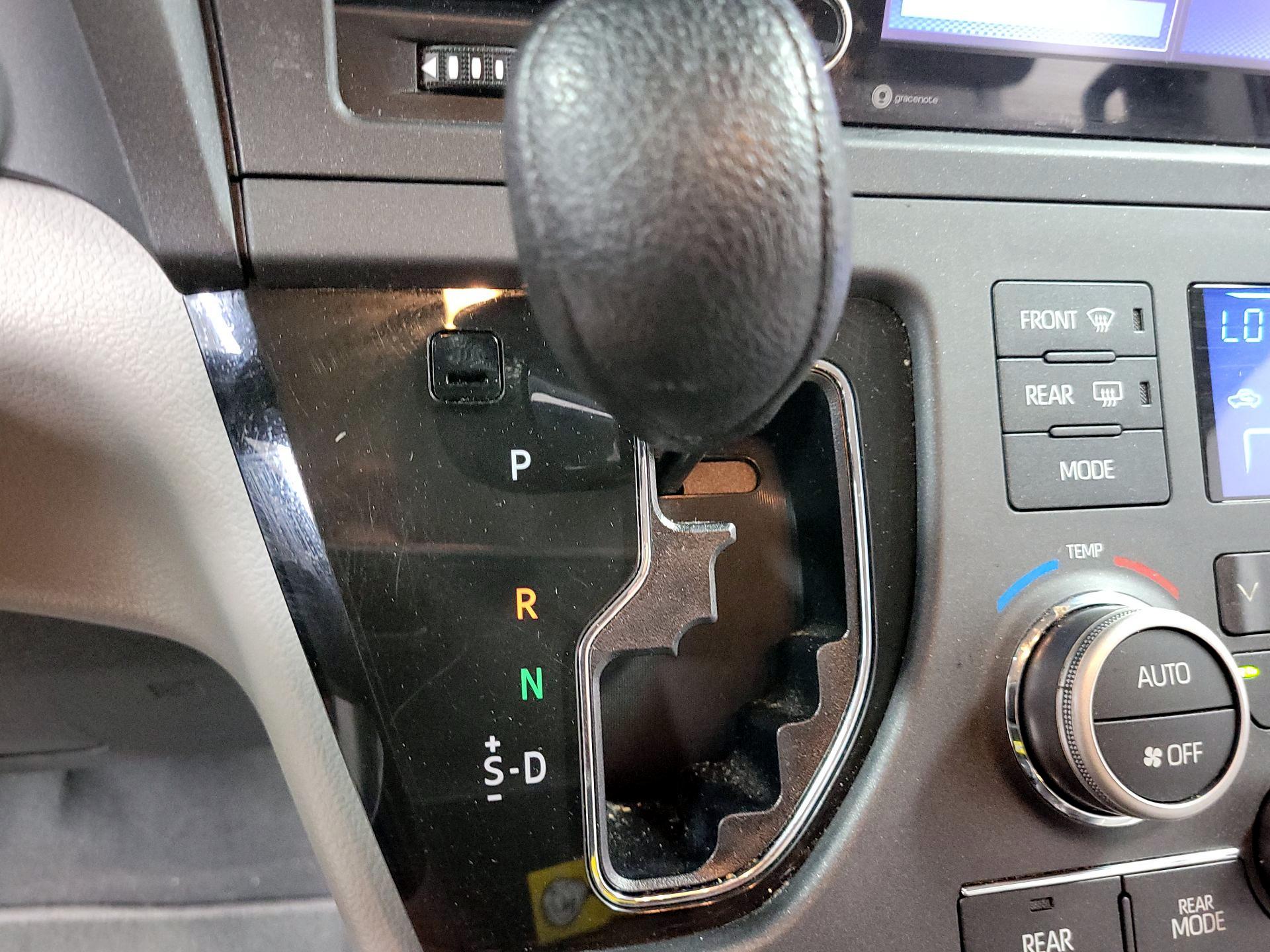 Thumbnail: 2020 Toyota Sienna - 16