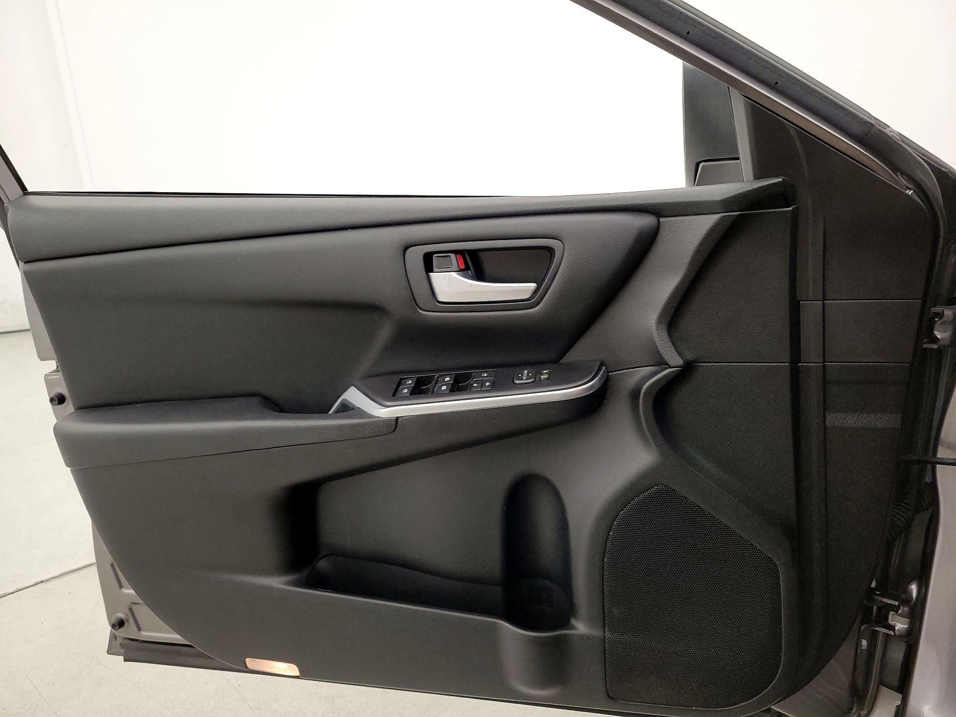 Thumbnail: 2016 Toyota Camry - 12