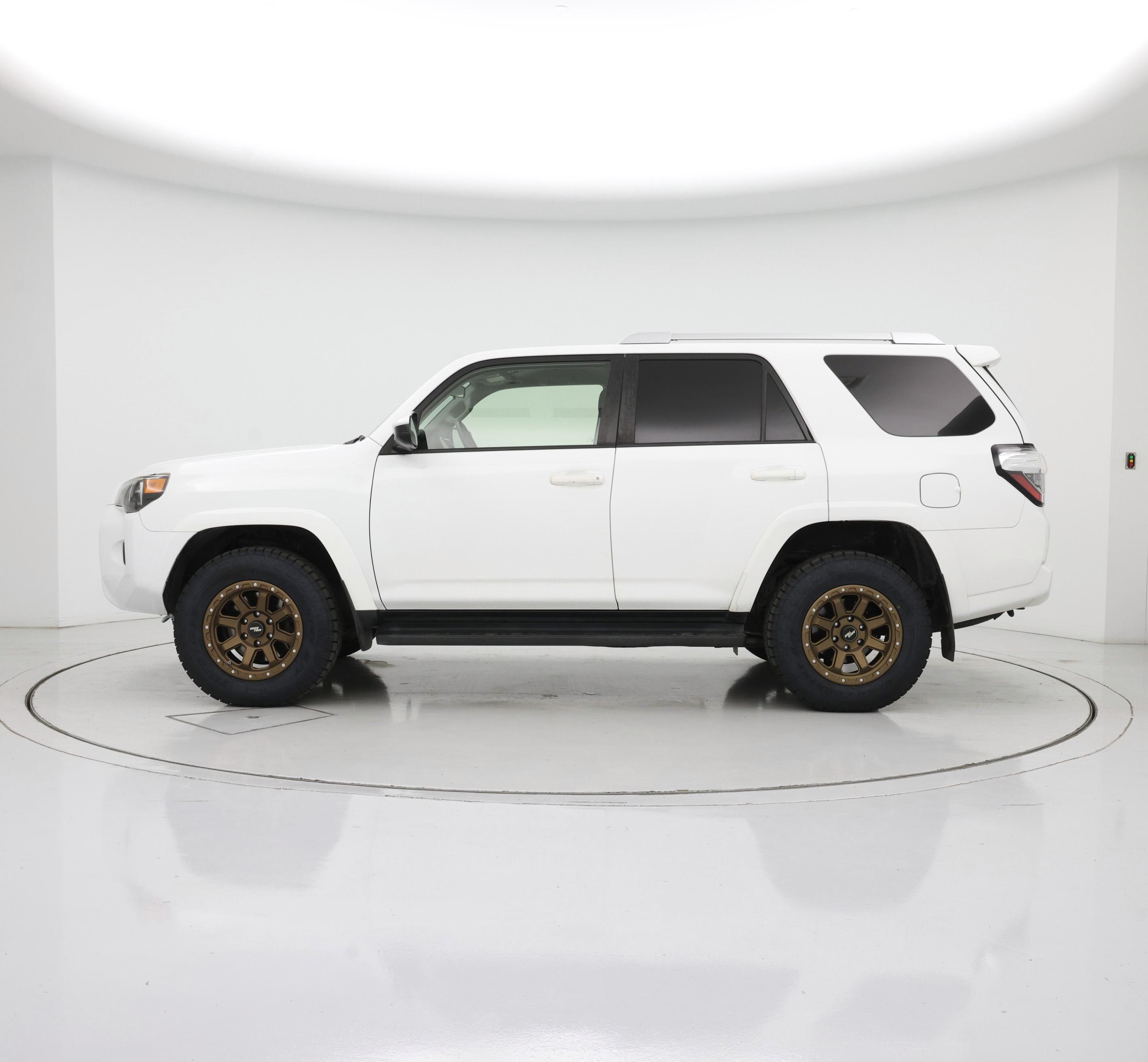 Thumbnail: 2017 Toyota 4Runner - 3