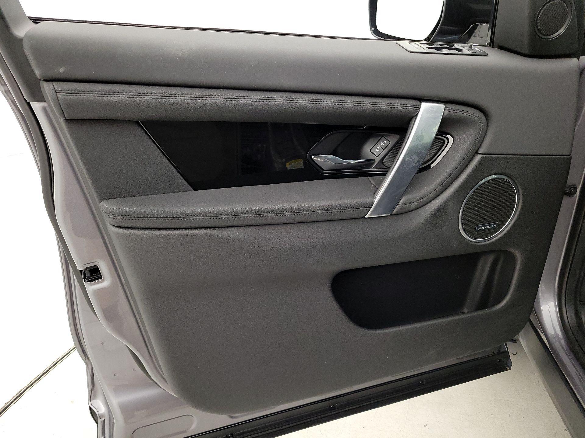 Thumbnail: 2020 Land Rover Discovery Sport - 12