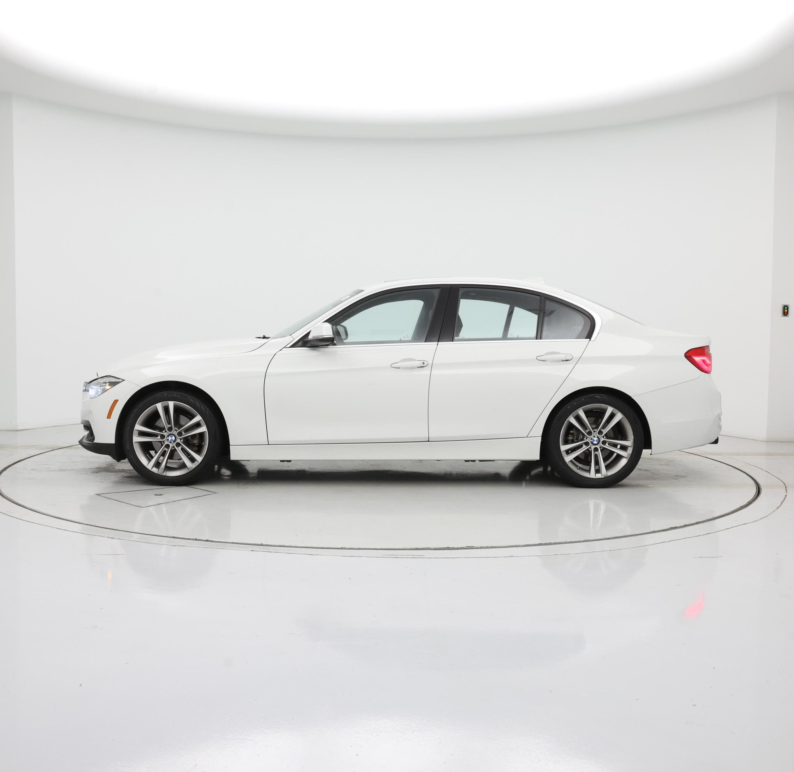 Thumbnail: 2018 BMW 3 Series - 3