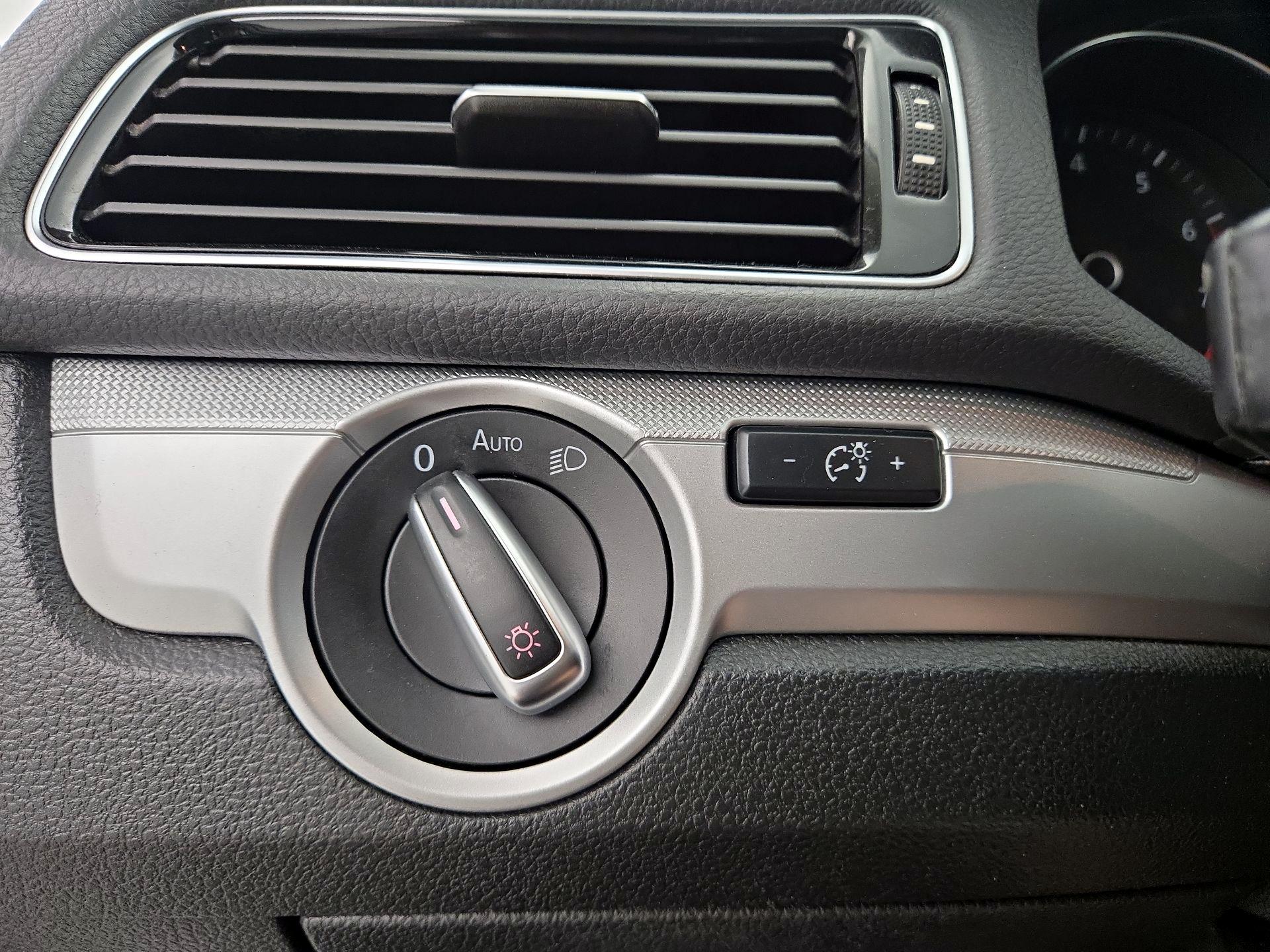 Thumbnail: 2017 Volkswagen Passat - 13
