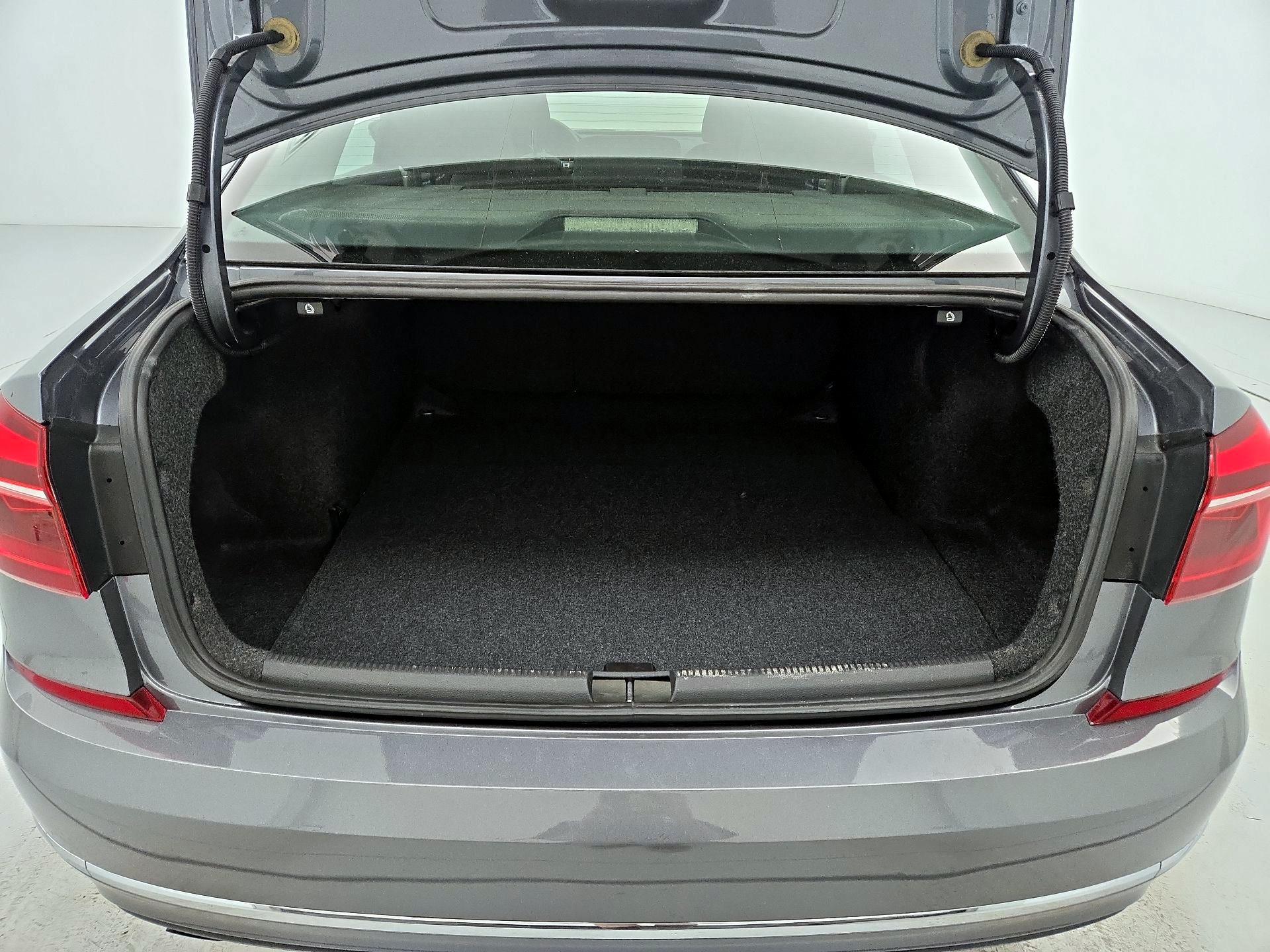 Thumbnail: 2017 Volkswagen Passat - 20