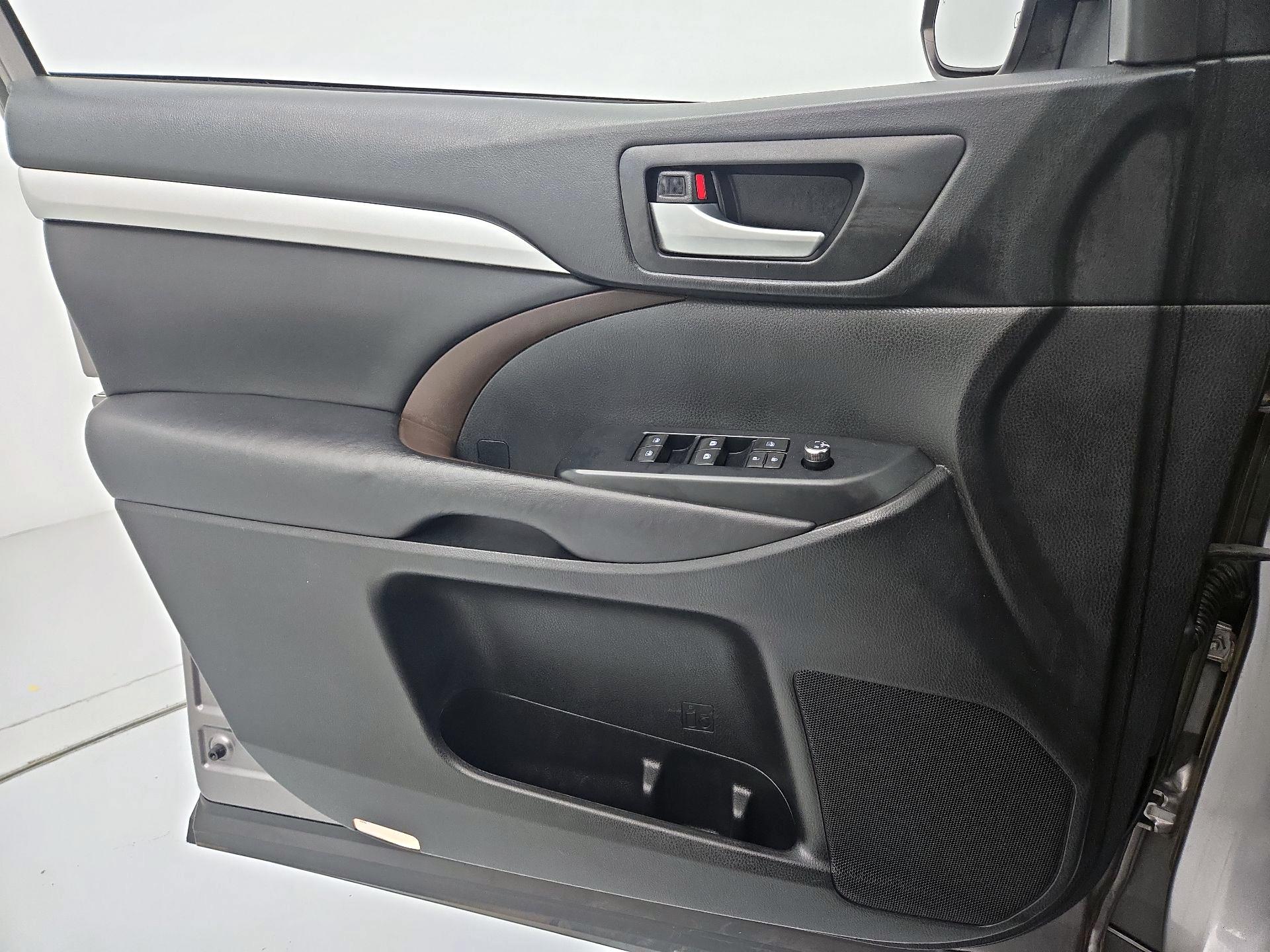 Thumbnail: 2019 Toyota Highlander - 12