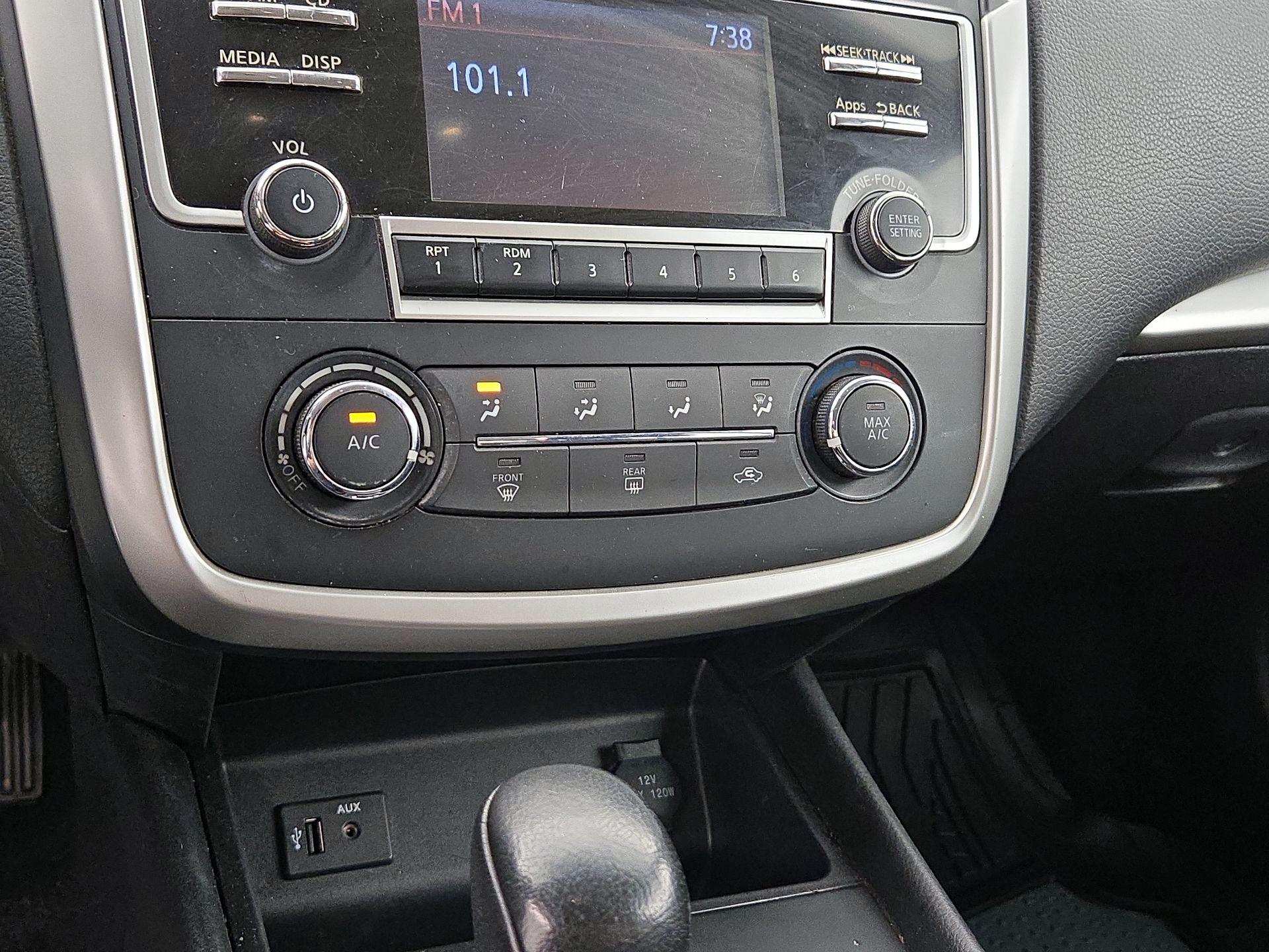Thumbnail: 2016 Nissan Altima - 16