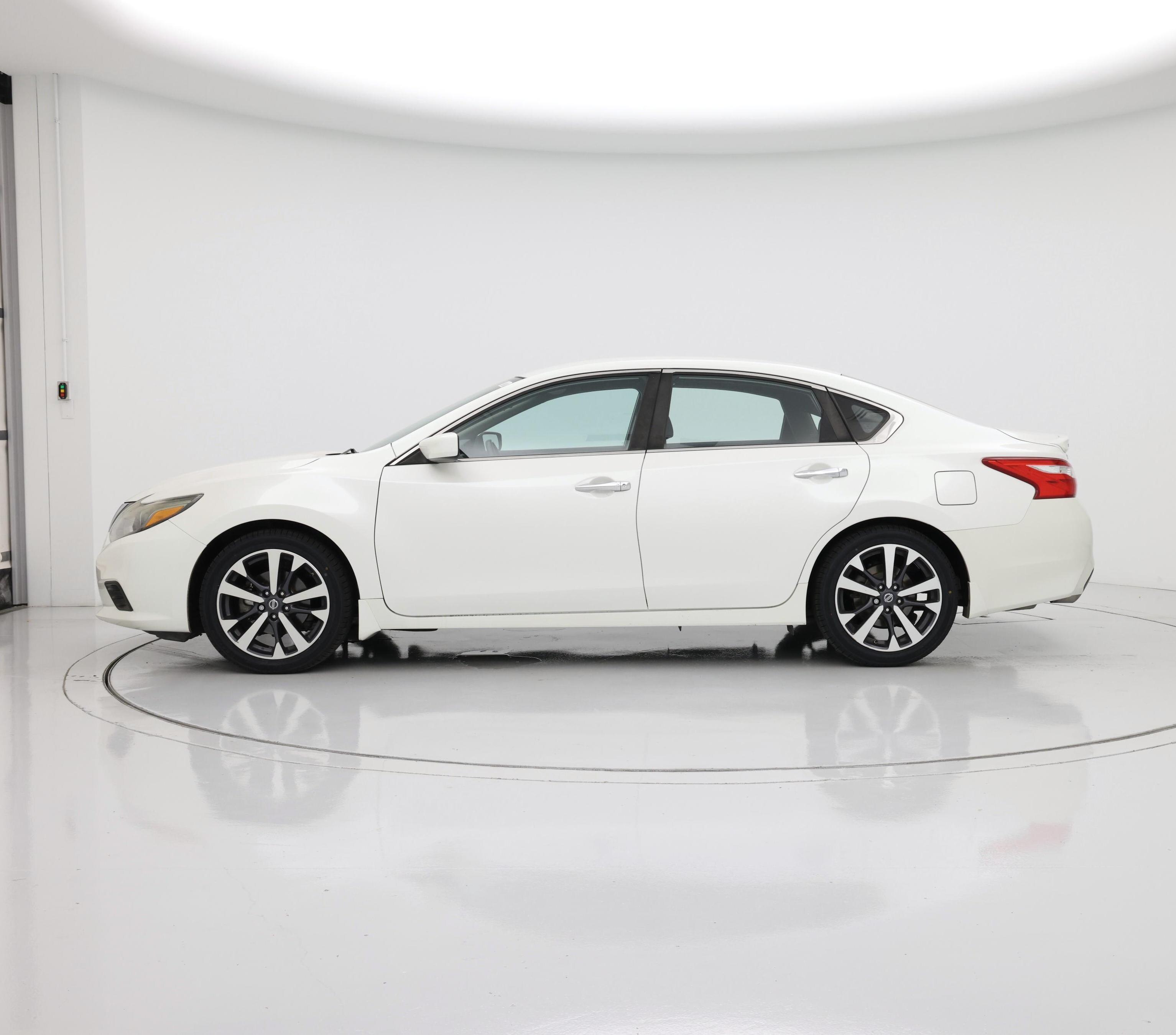 Thumbnail: 2016 Nissan Altima - 3