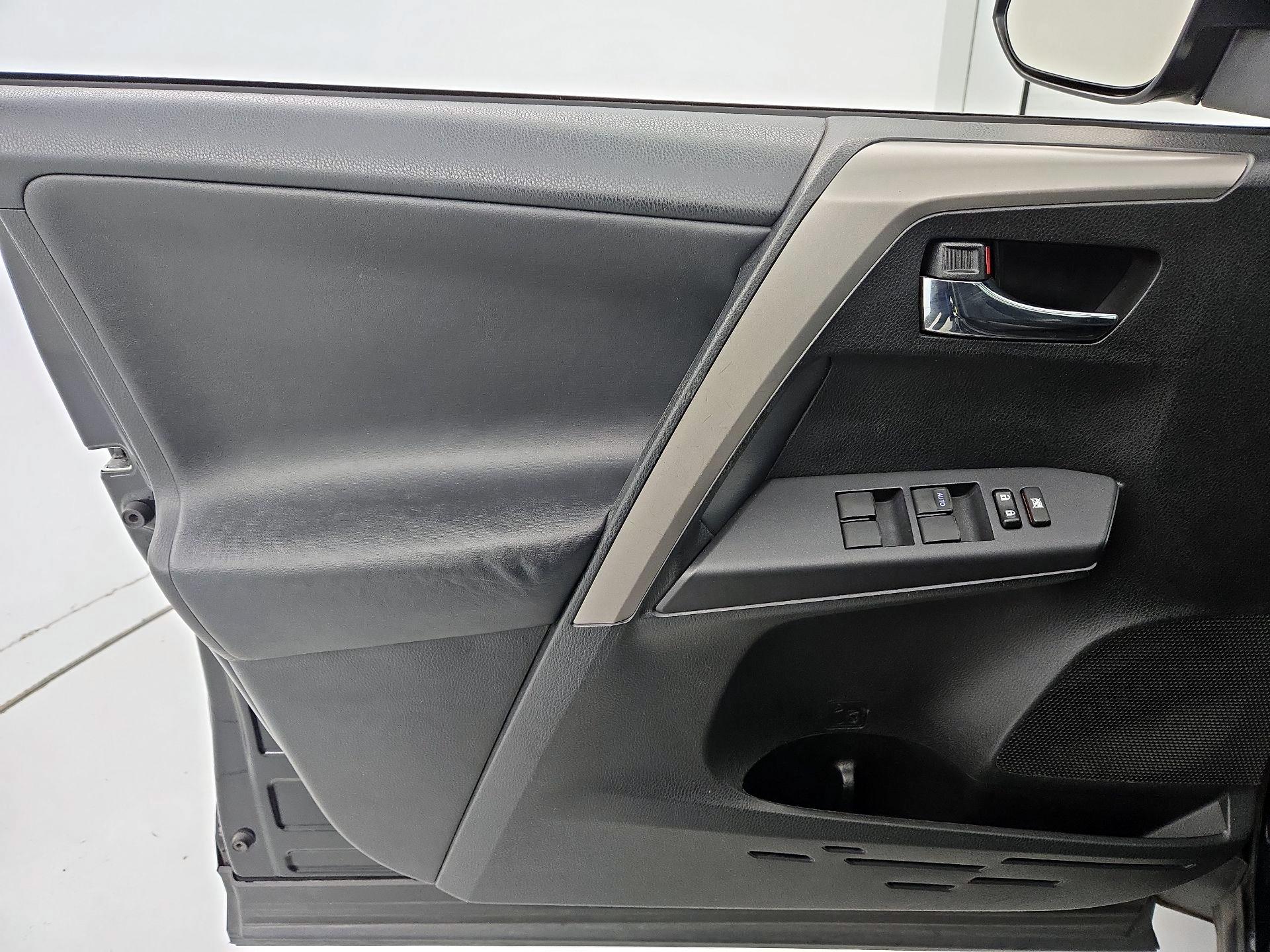 Thumbnail: 2016 Toyota RAV4 - 12