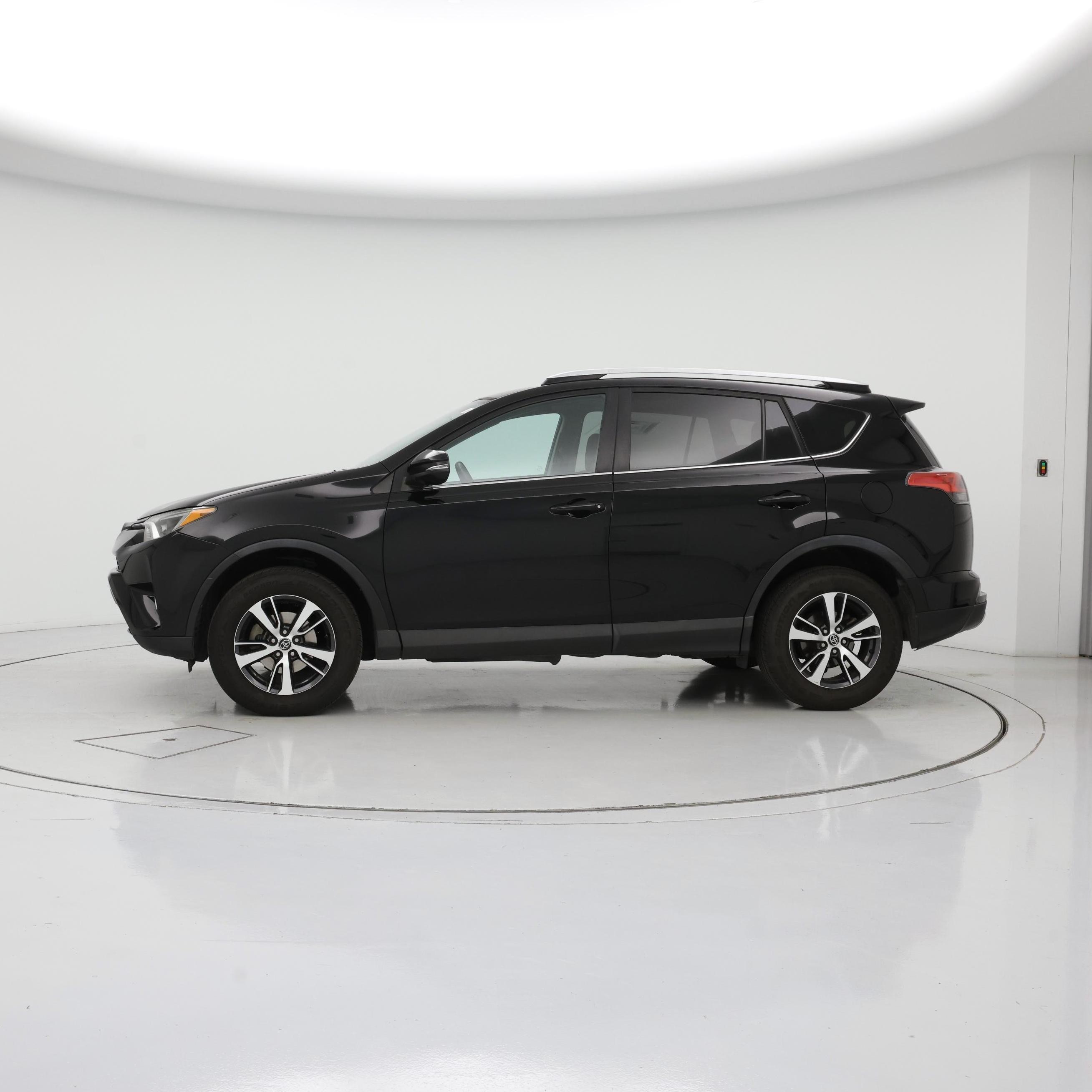 Thumbnail: 2016 Toyota RAV4 - 3