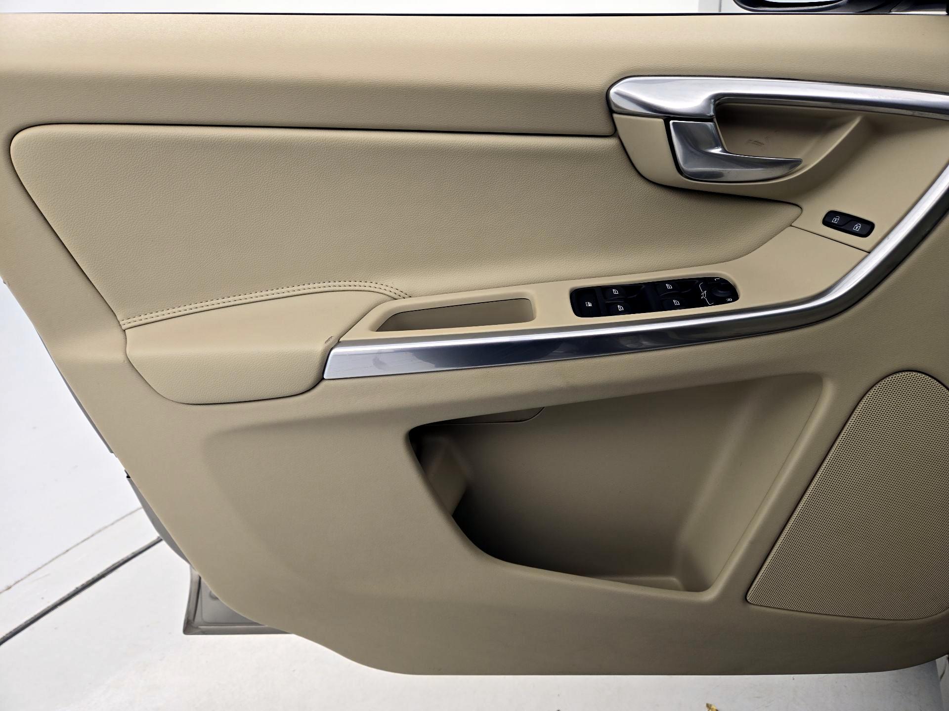 Thumbnail: 2015 Volvo XC60 - 12