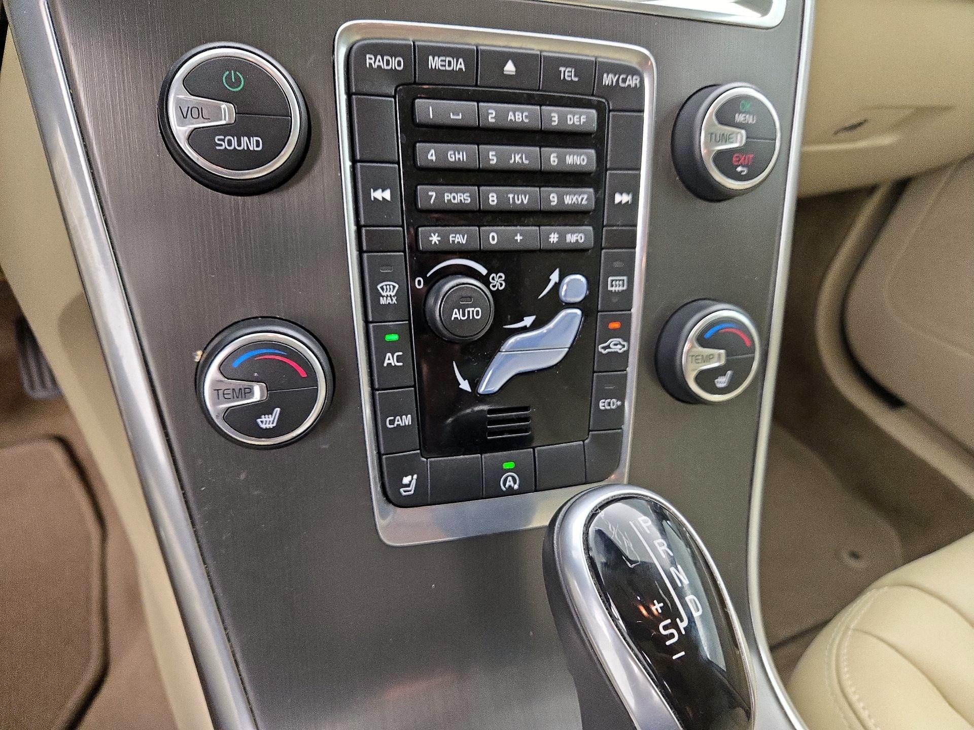 Thumbnail: 2015 Volvo XC60 - 16
