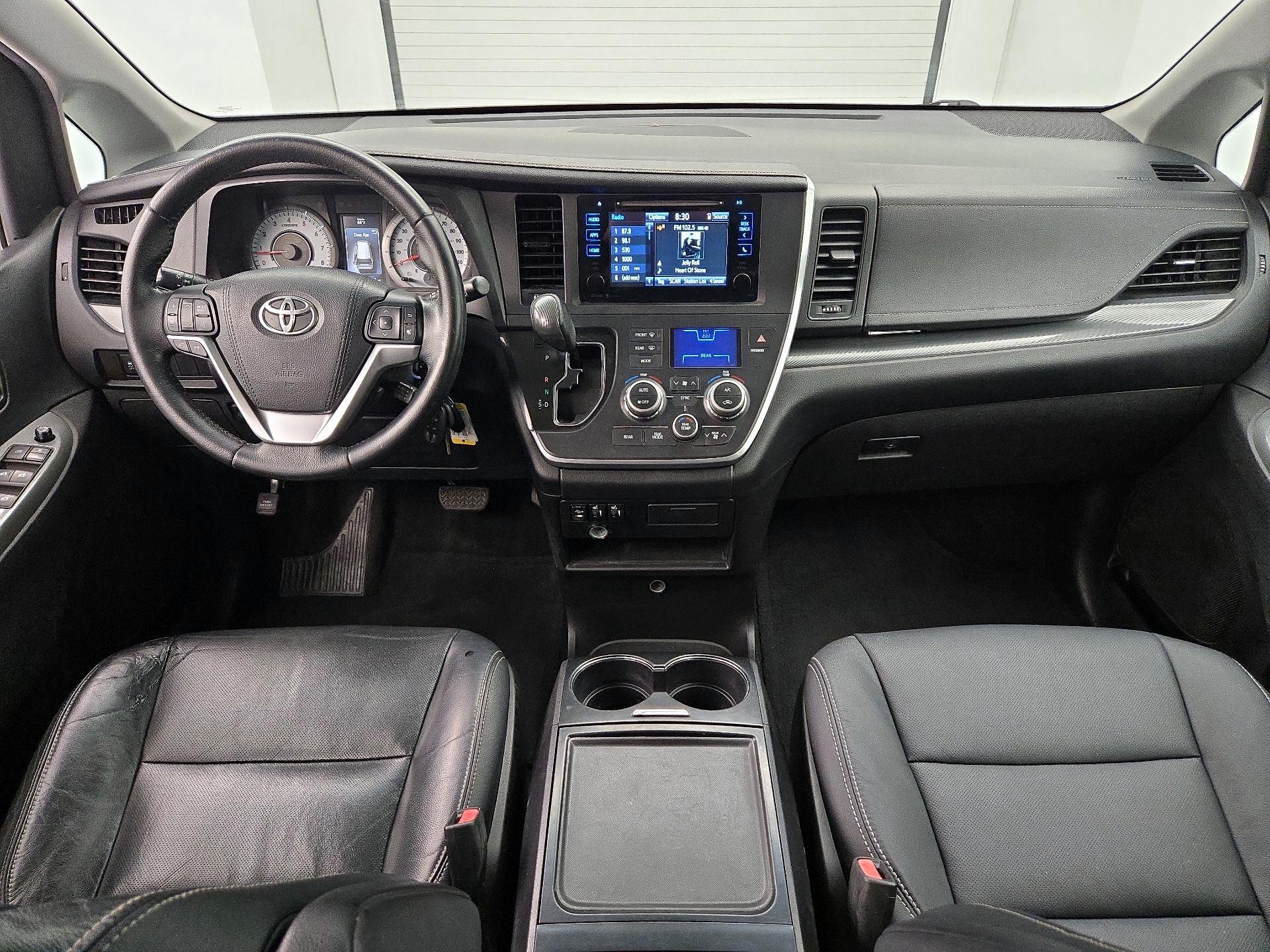 Thumbnail: 2015 Toyota Sienna - 9