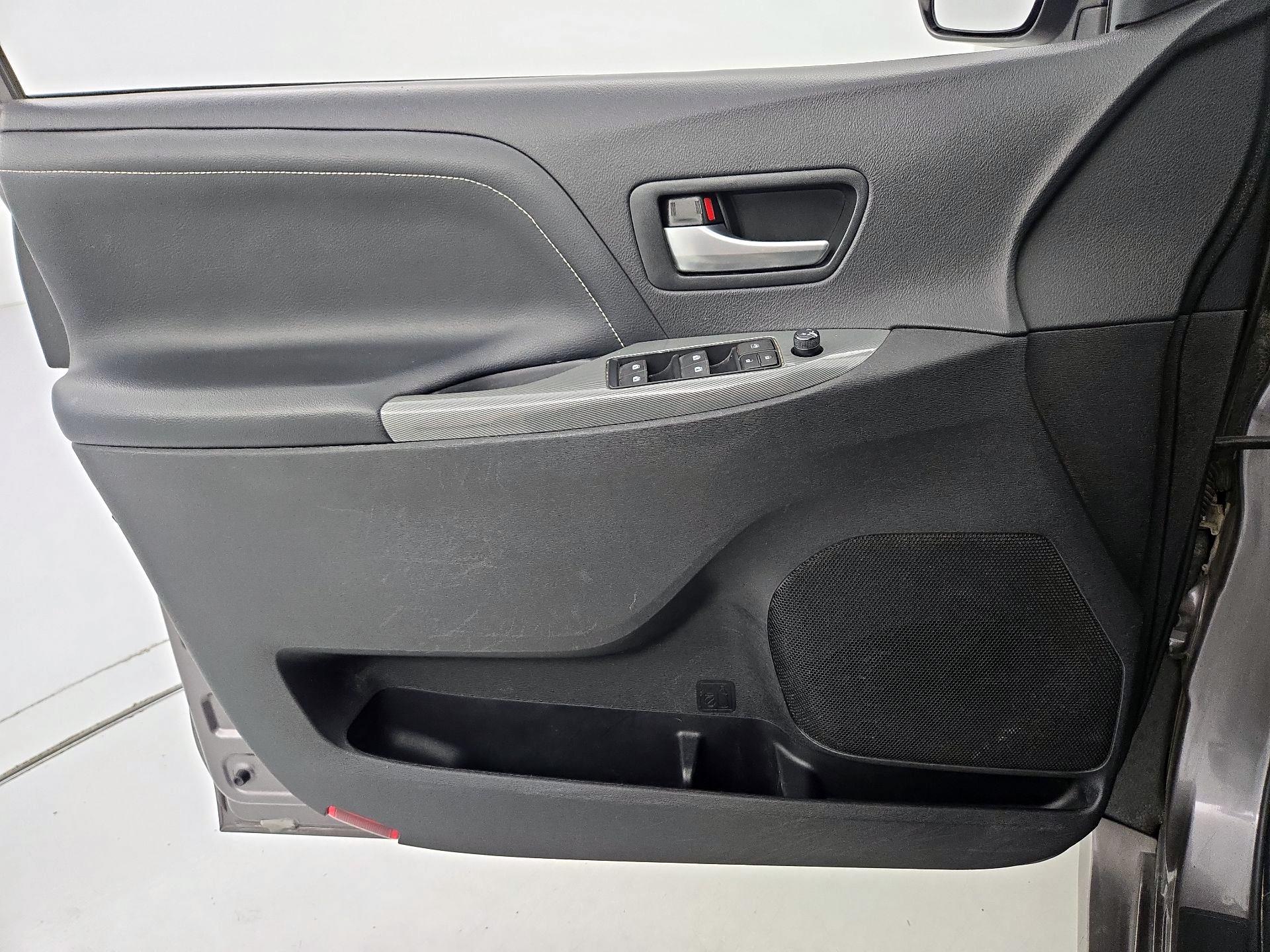 Thumbnail: 2015 Toyota Sienna - 12