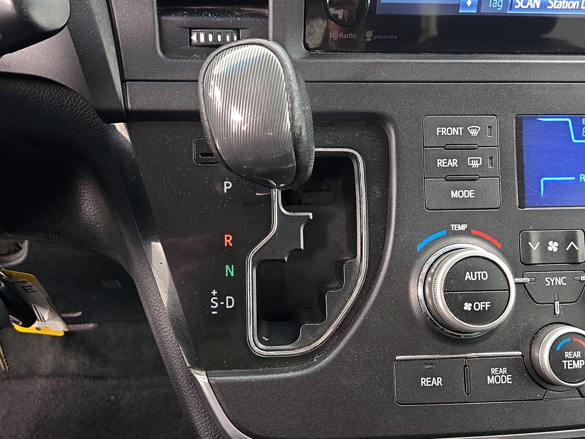 Thumbnail: 2015 Toyota Sienna - 17