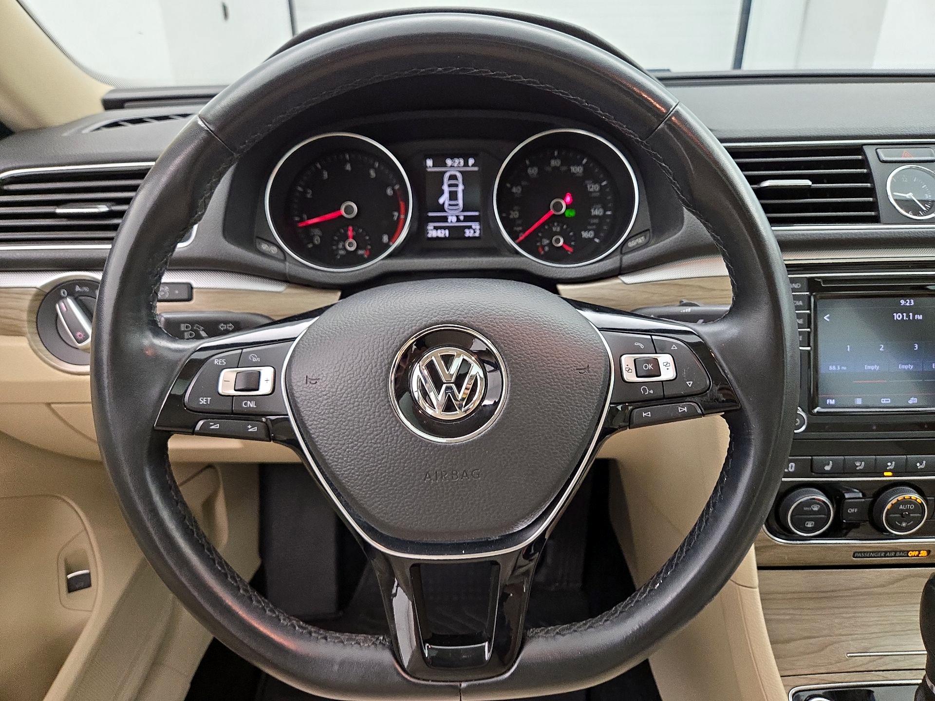 Thumbnail: 2017 Volkswagen Passat - 10