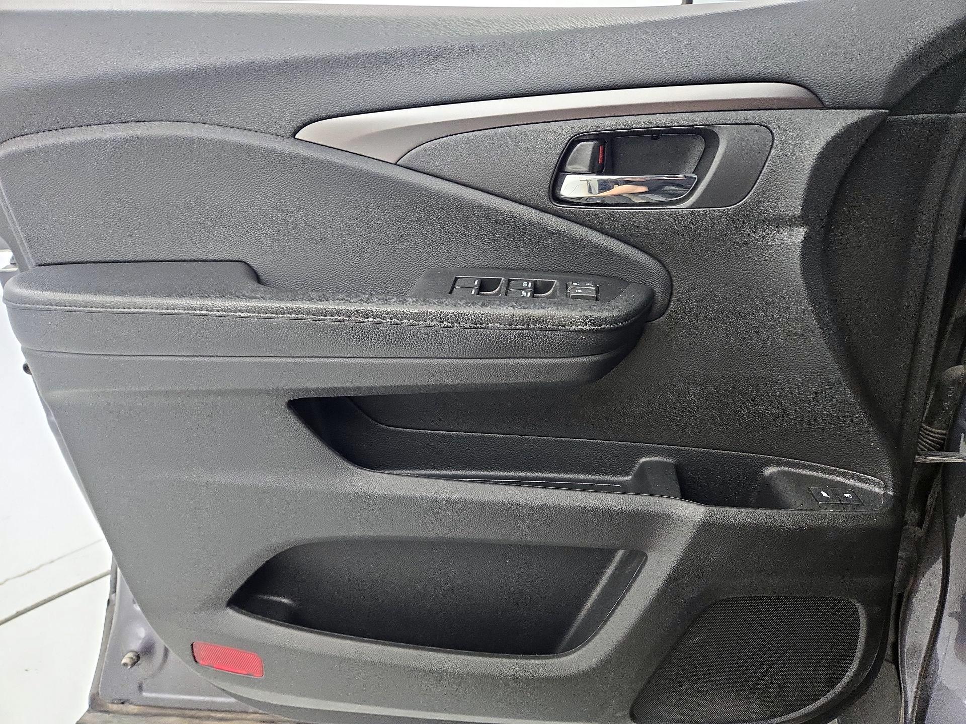 Thumbnail: 2018 Honda Pilot - 12