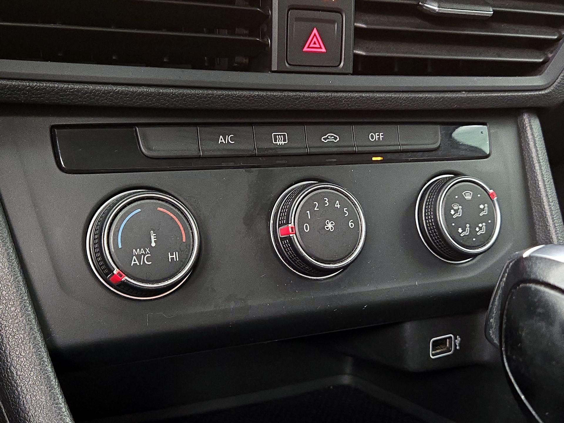 Thumbnail: 2019 Volkswagen Jetta - 16