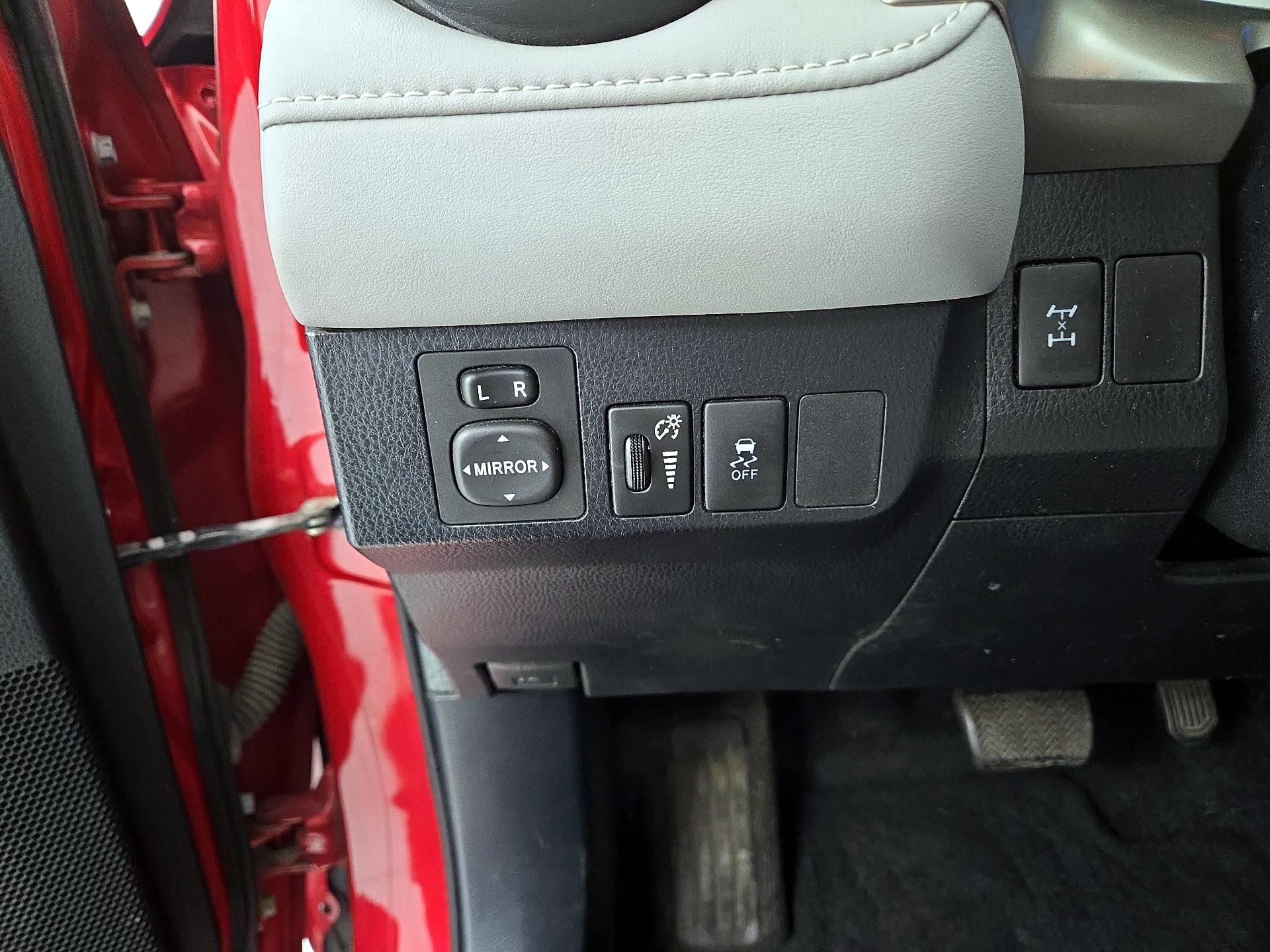 Thumbnail: 2014 Toyota RAV4 - 13