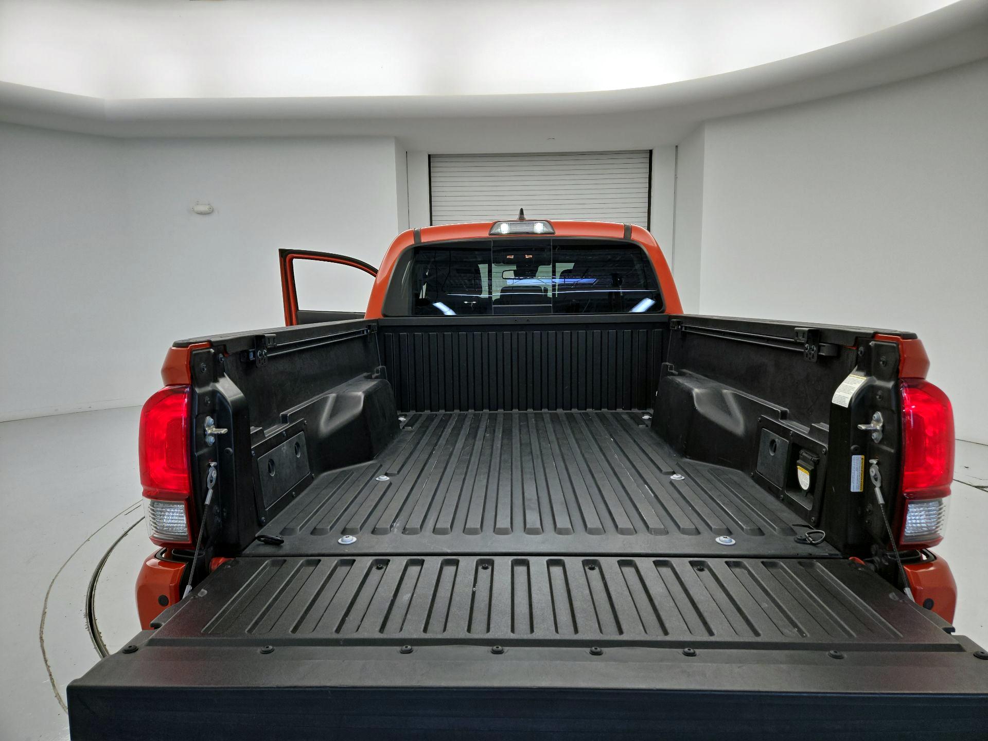 Thumbnail: 2018 Toyota Tacoma - 20