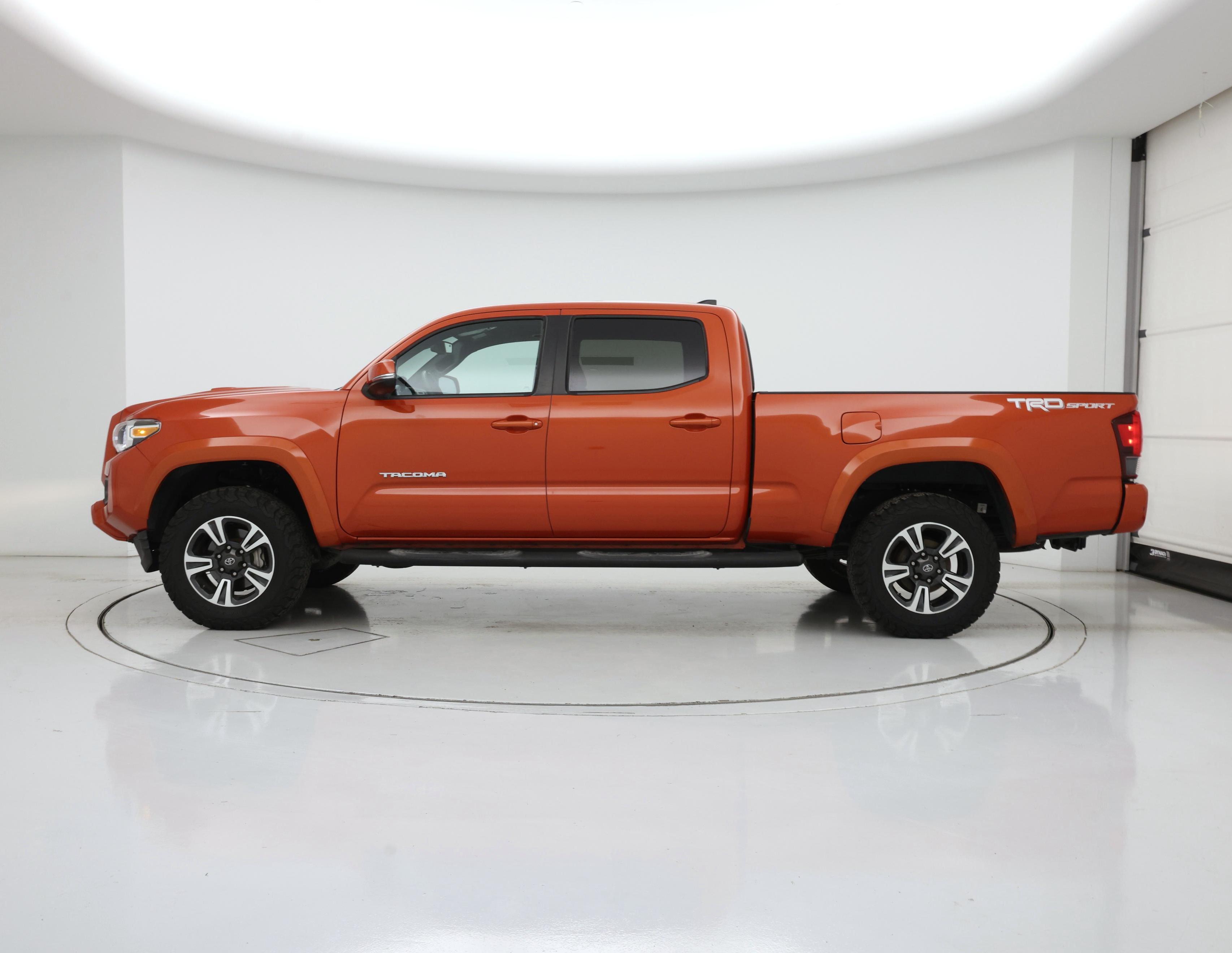 Thumbnail: 2018 Toyota Tacoma - 3