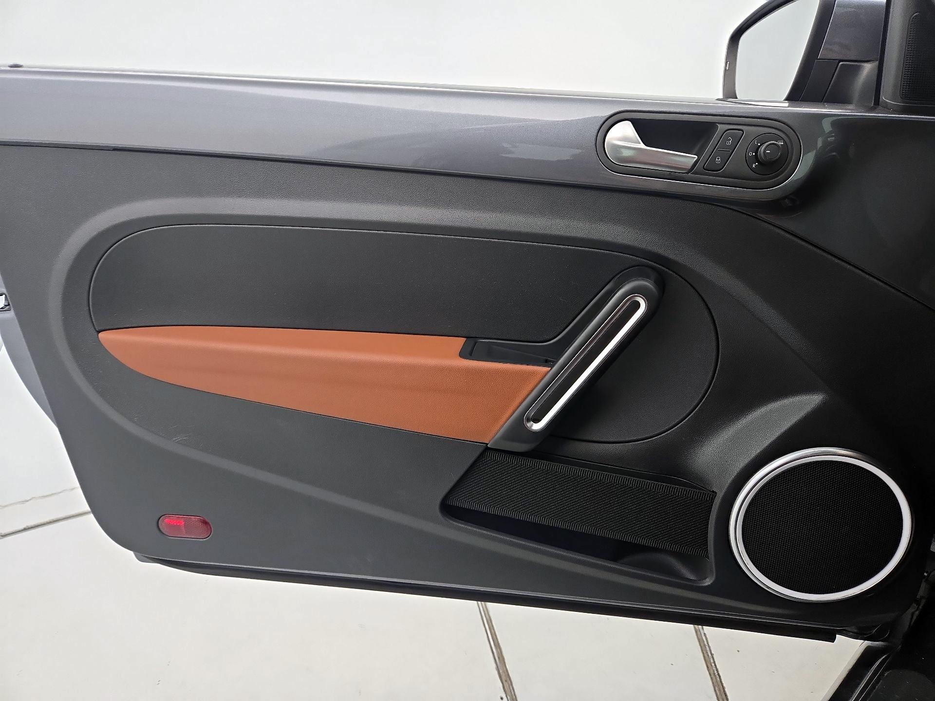 Thumbnail: 2016 Volkswagen Beetle - 12