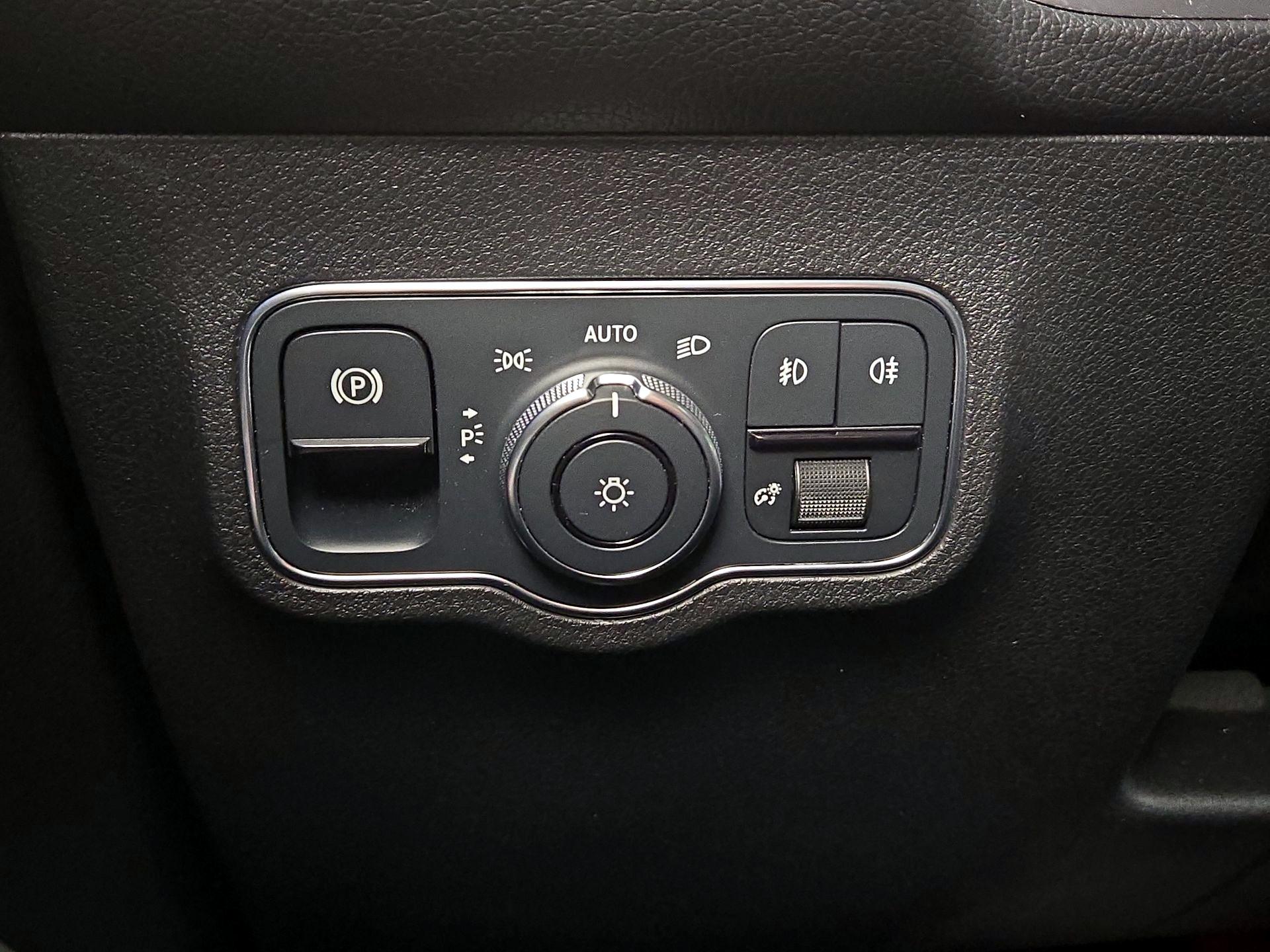 Thumbnail: 2022 Mercedes-Benz GLB - 13