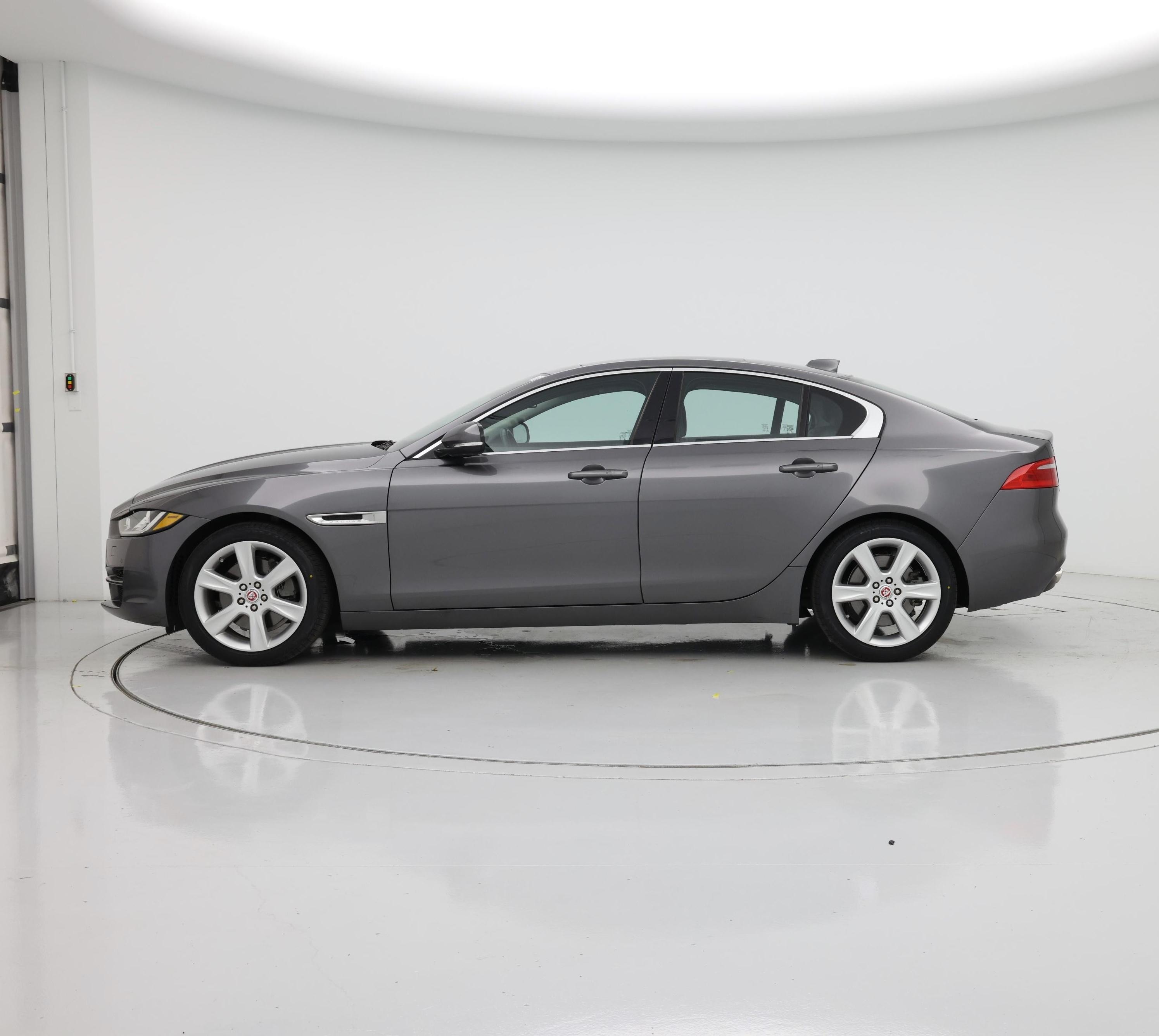 Thumbnail: 2017 Jaguar XE - 3