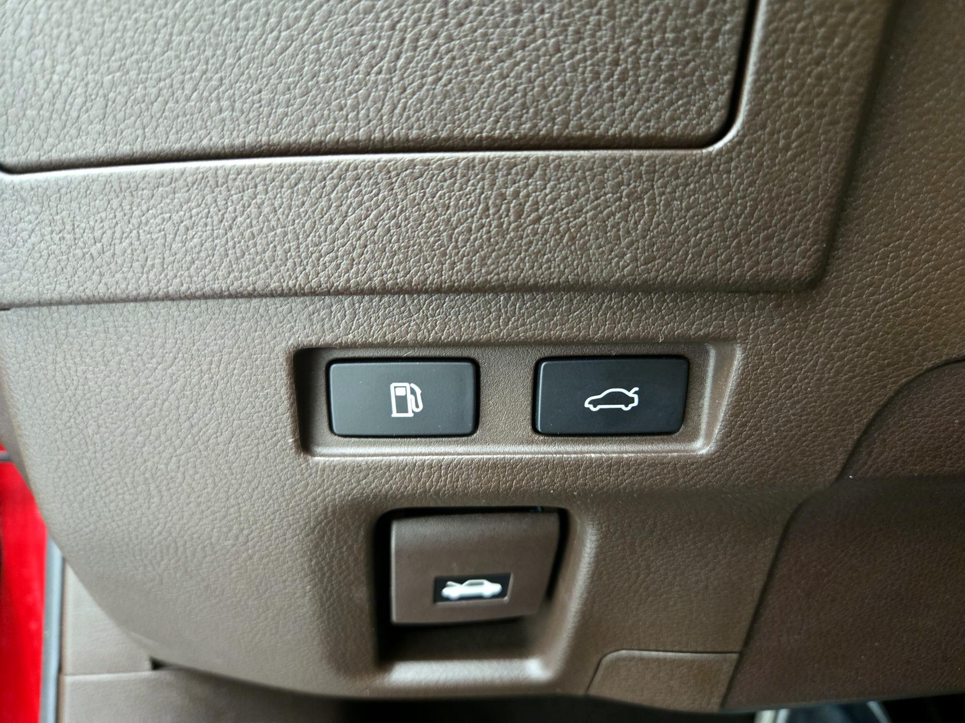 Thumbnail: 2020 Lexus ES - 13