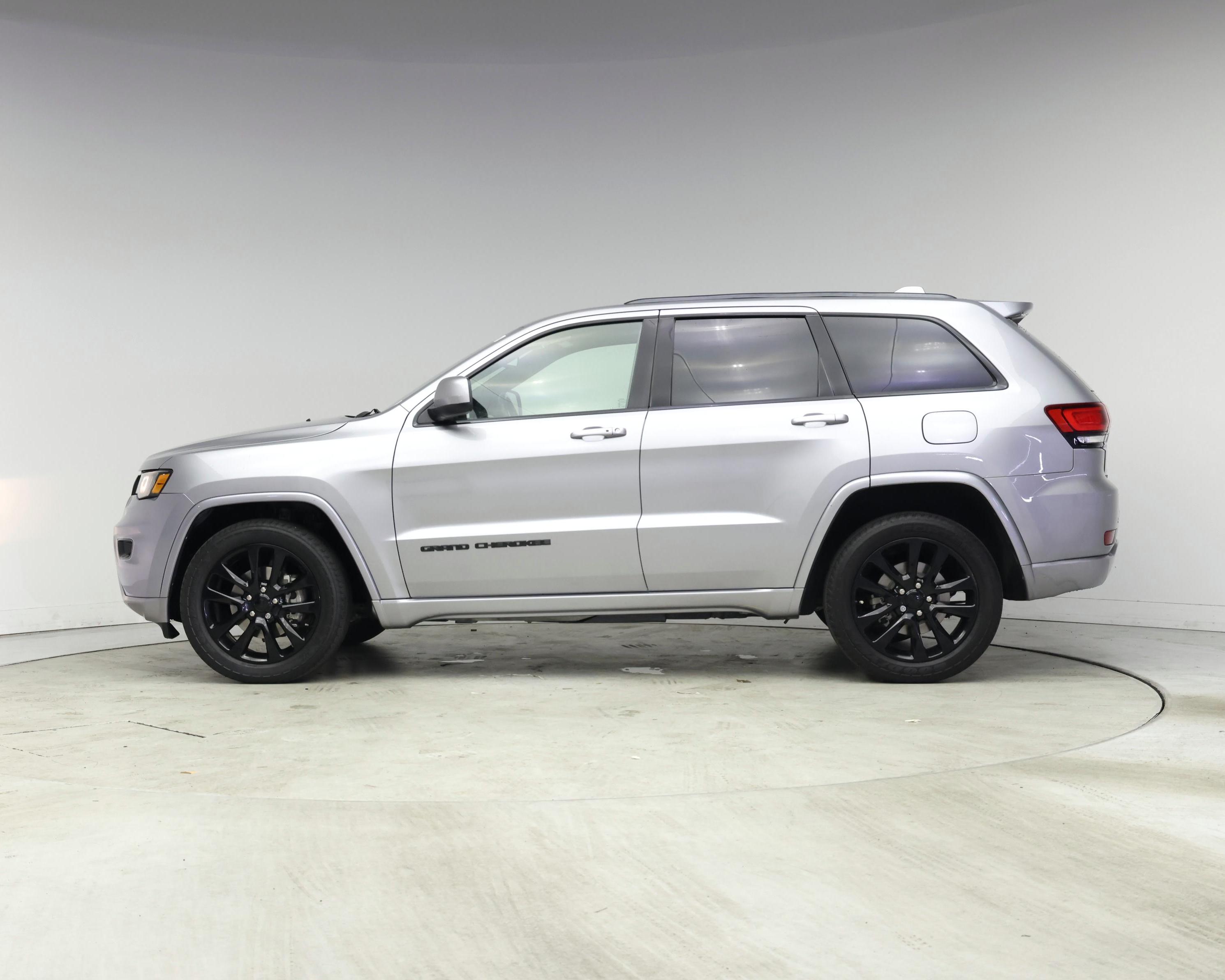 Thumbnail: 2018 Jeep Grand Cherokee - 3