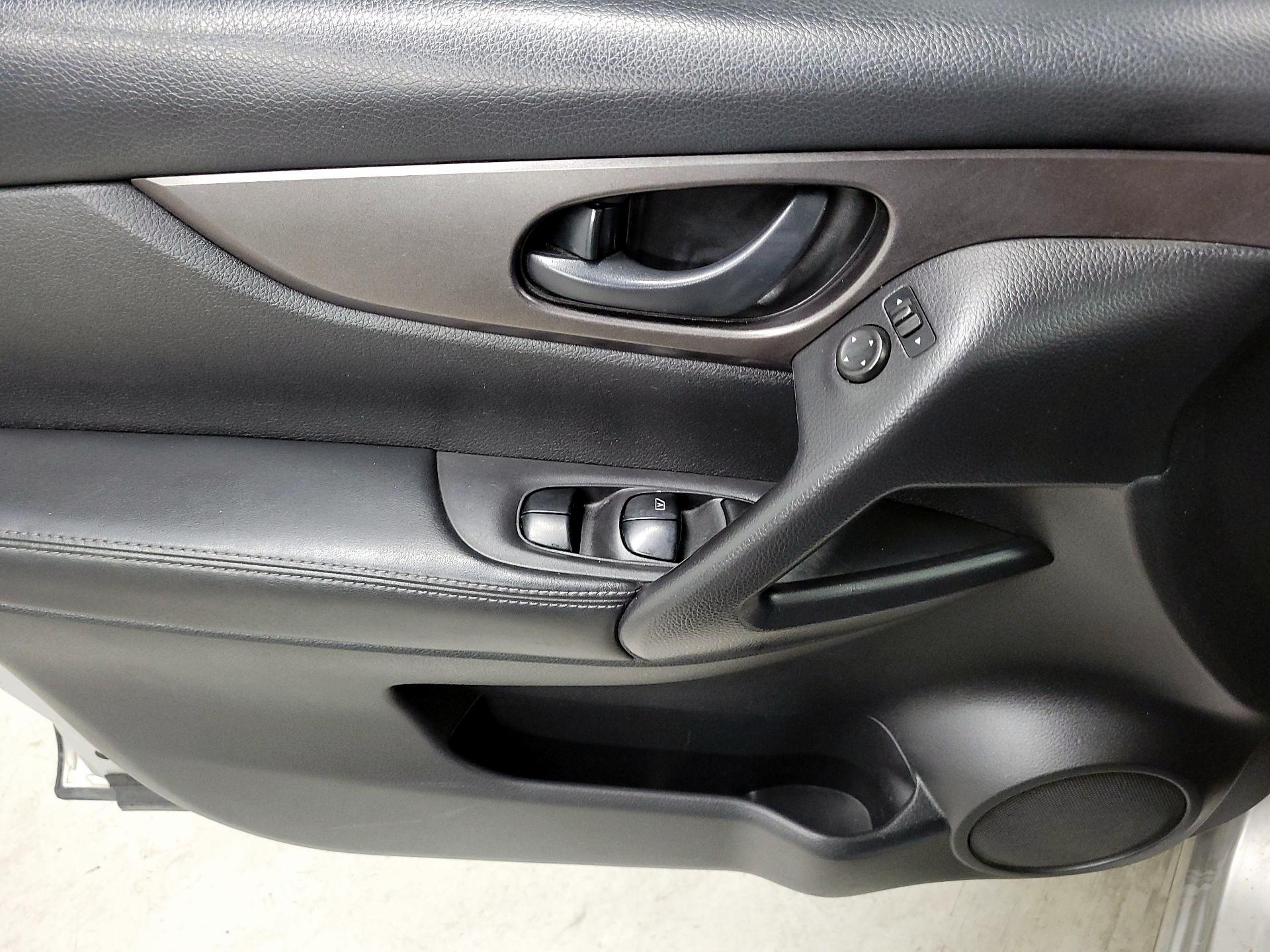 Thumbnail: 2017 Nissan Rogue Sport - 12