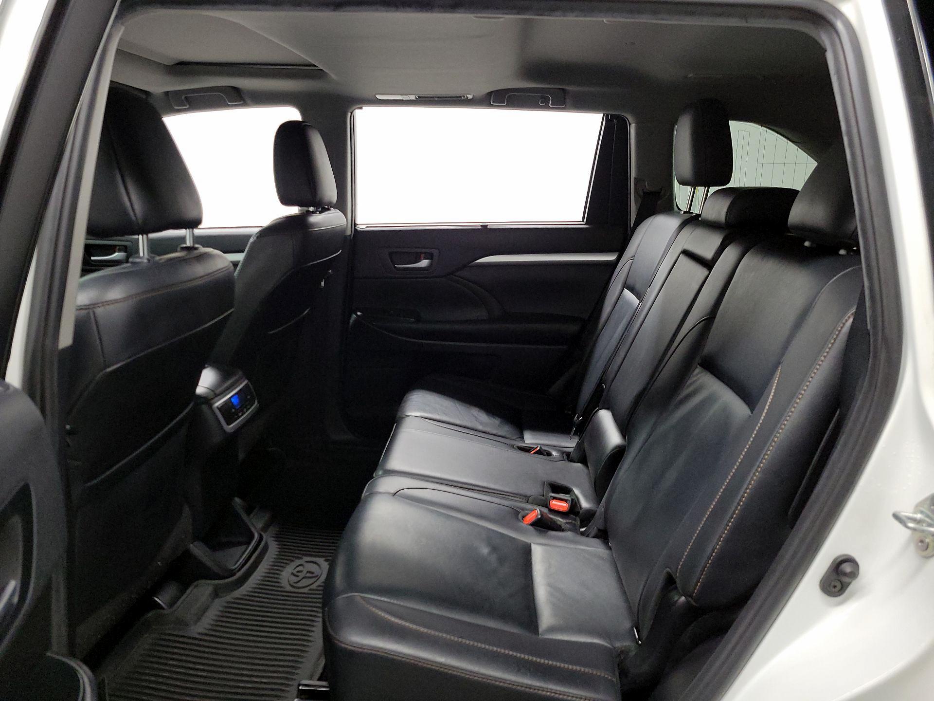 Thumbnail: 2019 Toyota Highlander - 18