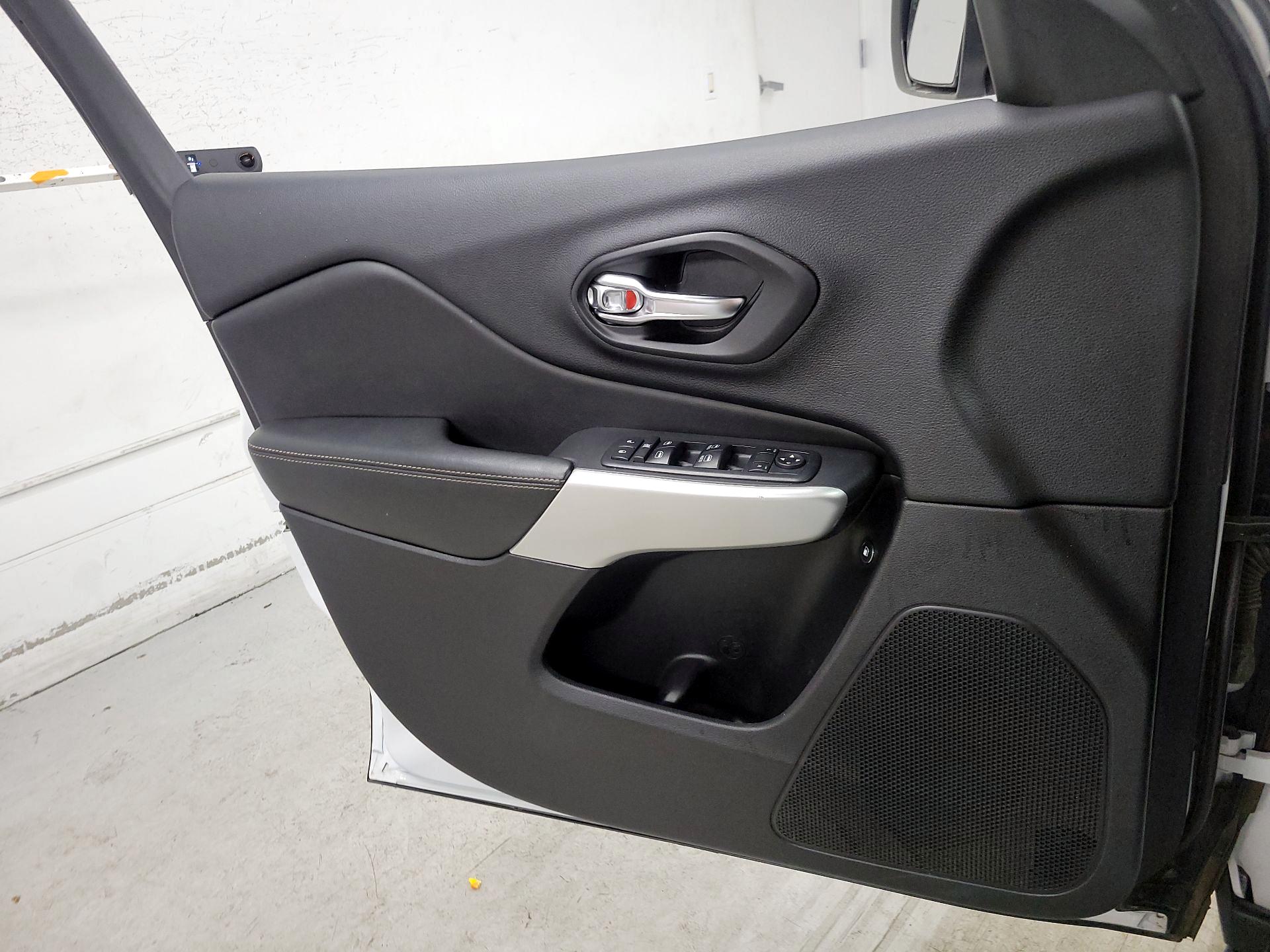 Thumbnail: 2018 Jeep Cherokee - 12