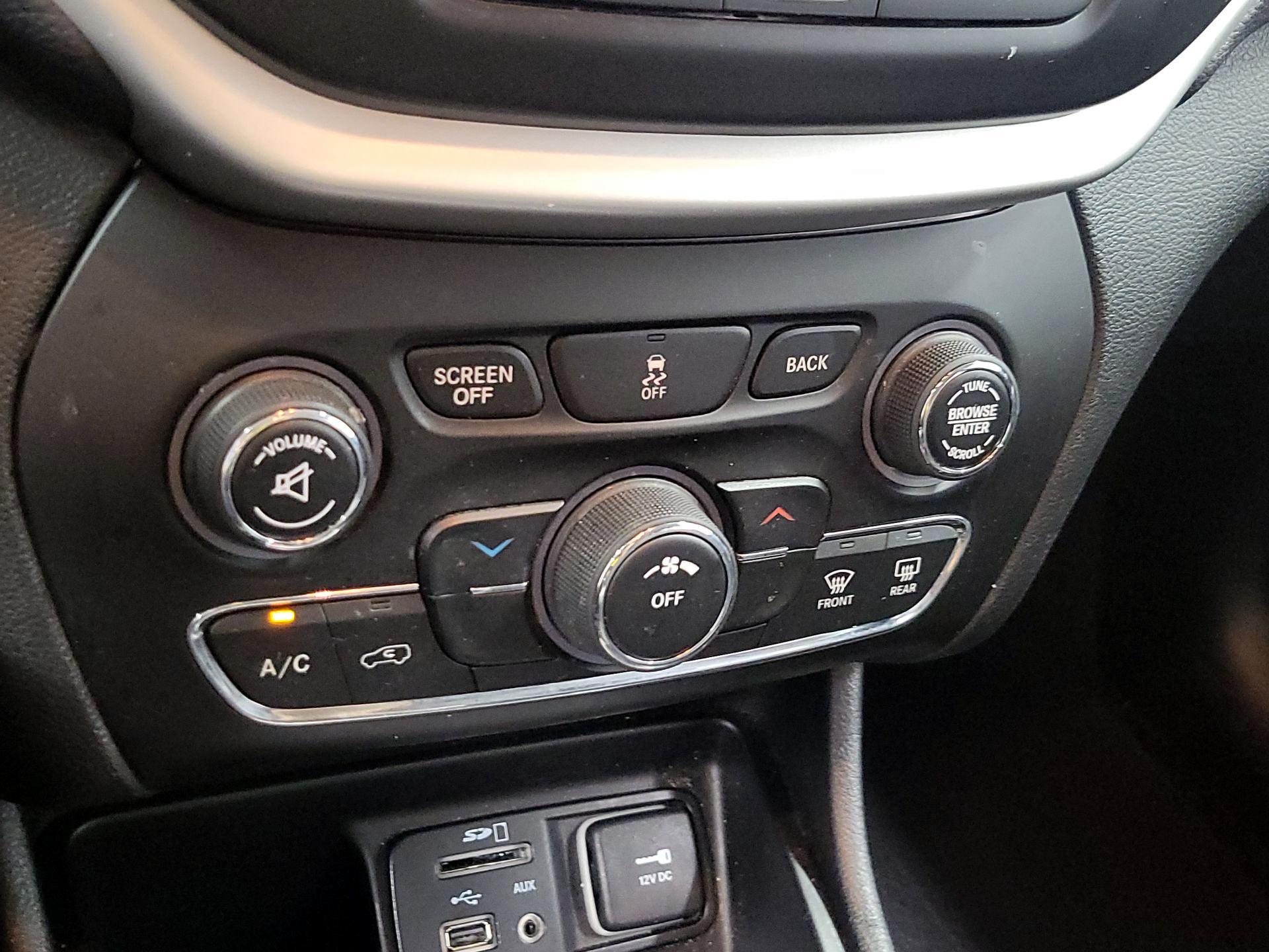 Thumbnail: 2018 Jeep Cherokee - 15