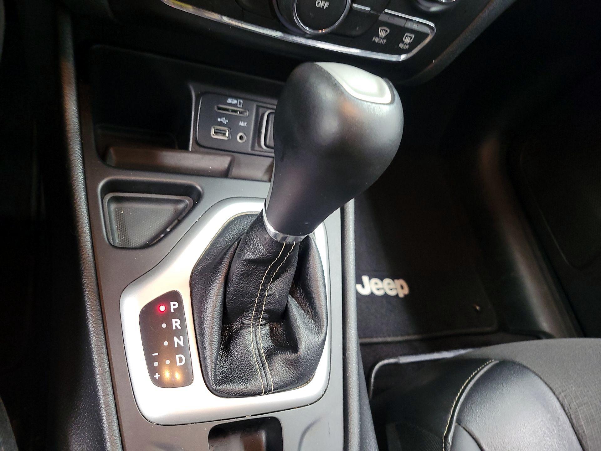 Thumbnail: 2018 Jeep Cherokee - 16