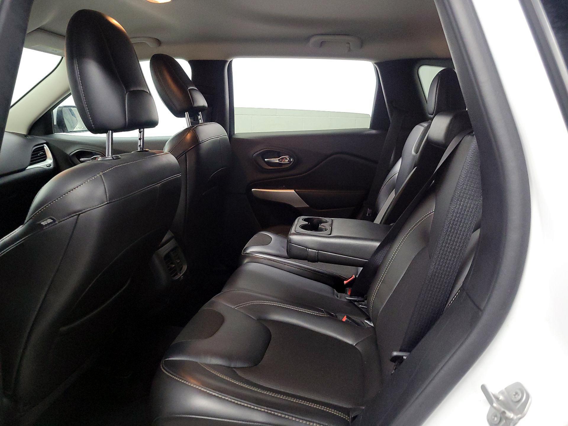 Thumbnail: 2018 Jeep Cherokee - 17