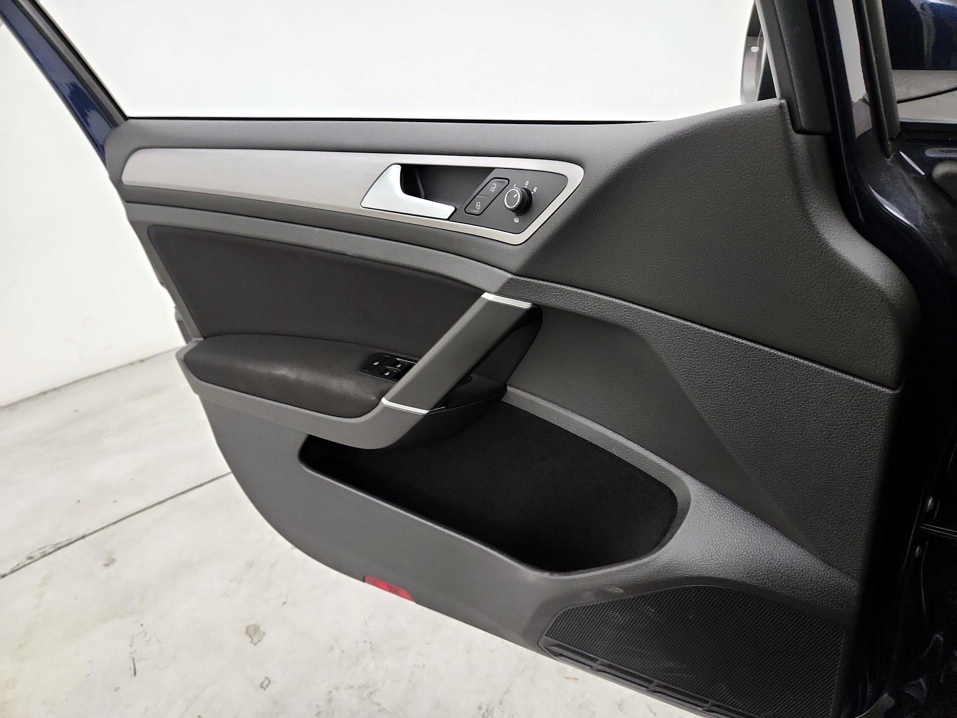 Thumbnail: 2016 Volkswagen Golf - 12