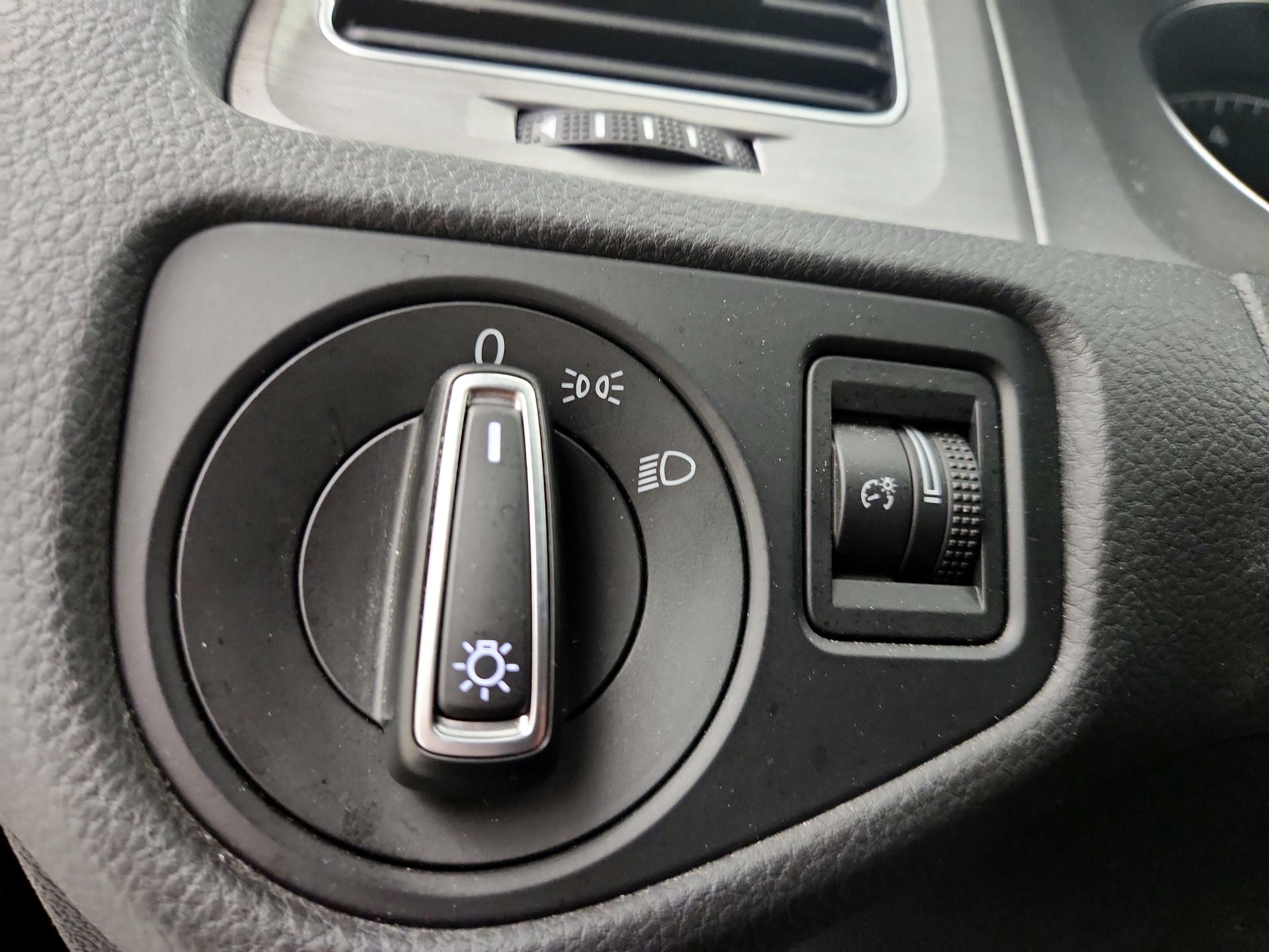 Thumbnail: 2016 Volkswagen Golf - 13