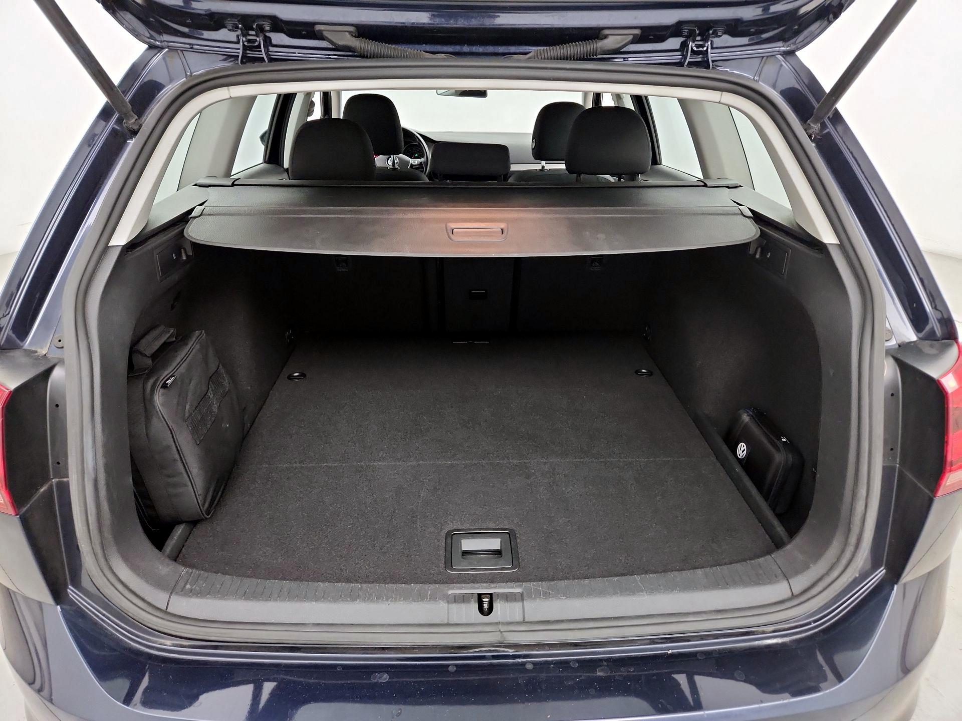 Thumbnail: 2016 Volkswagen Golf - 20