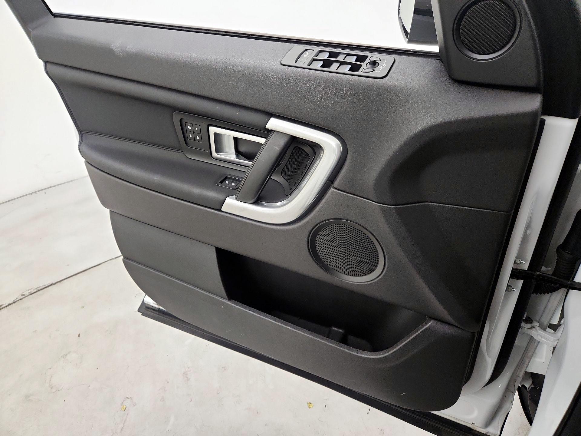 Thumbnail: 2019 Land Rover Discovery Sport - 12