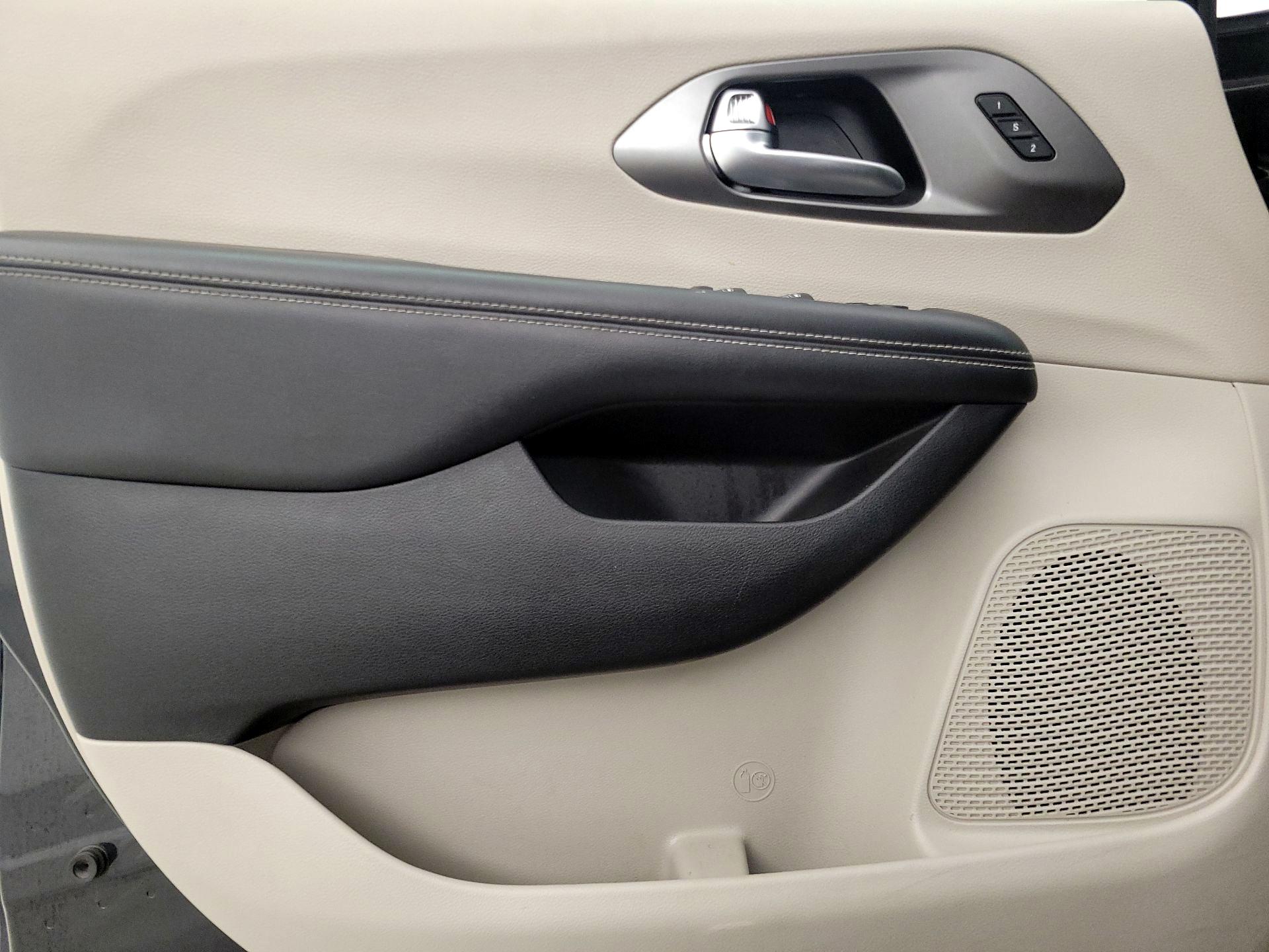 Thumbnail: 2023 Chrysler Pacifica - 12