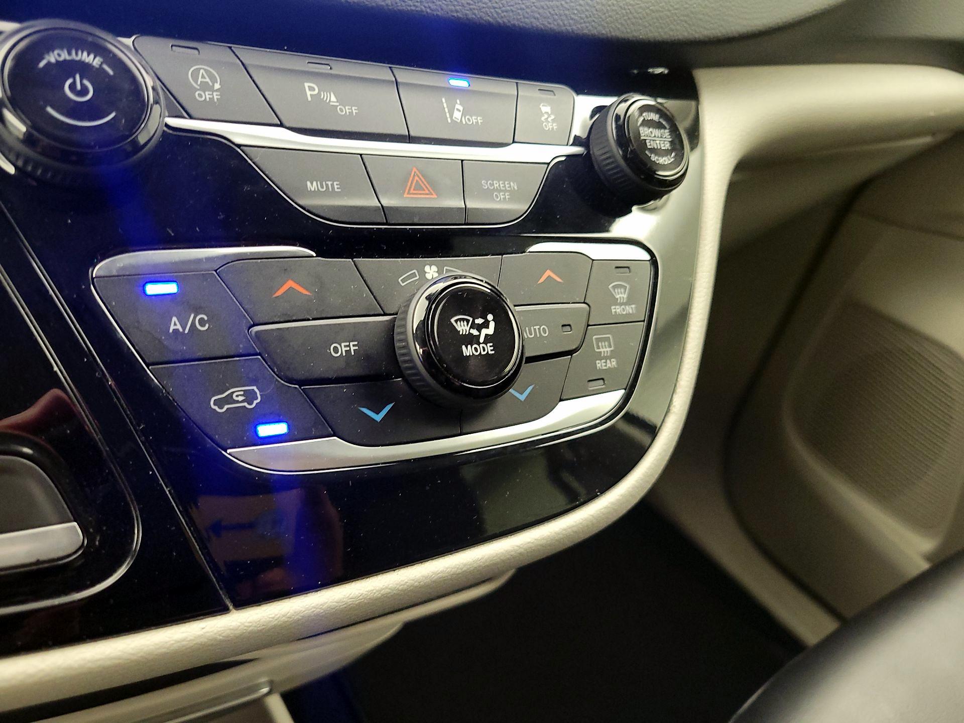 Thumbnail: 2023 Chrysler Pacifica - 16