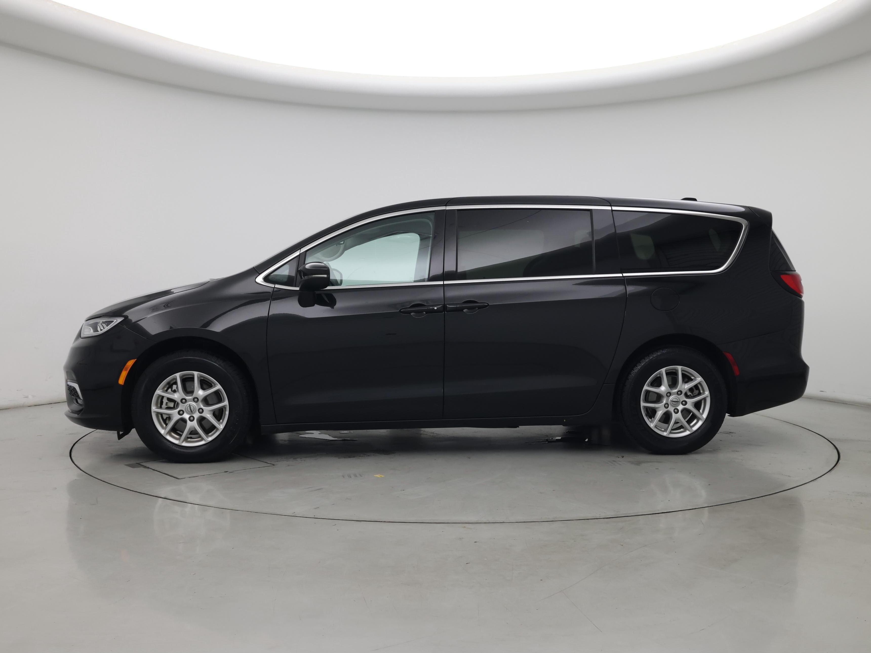 Thumbnail: 2023 Chrysler Pacifica - 3