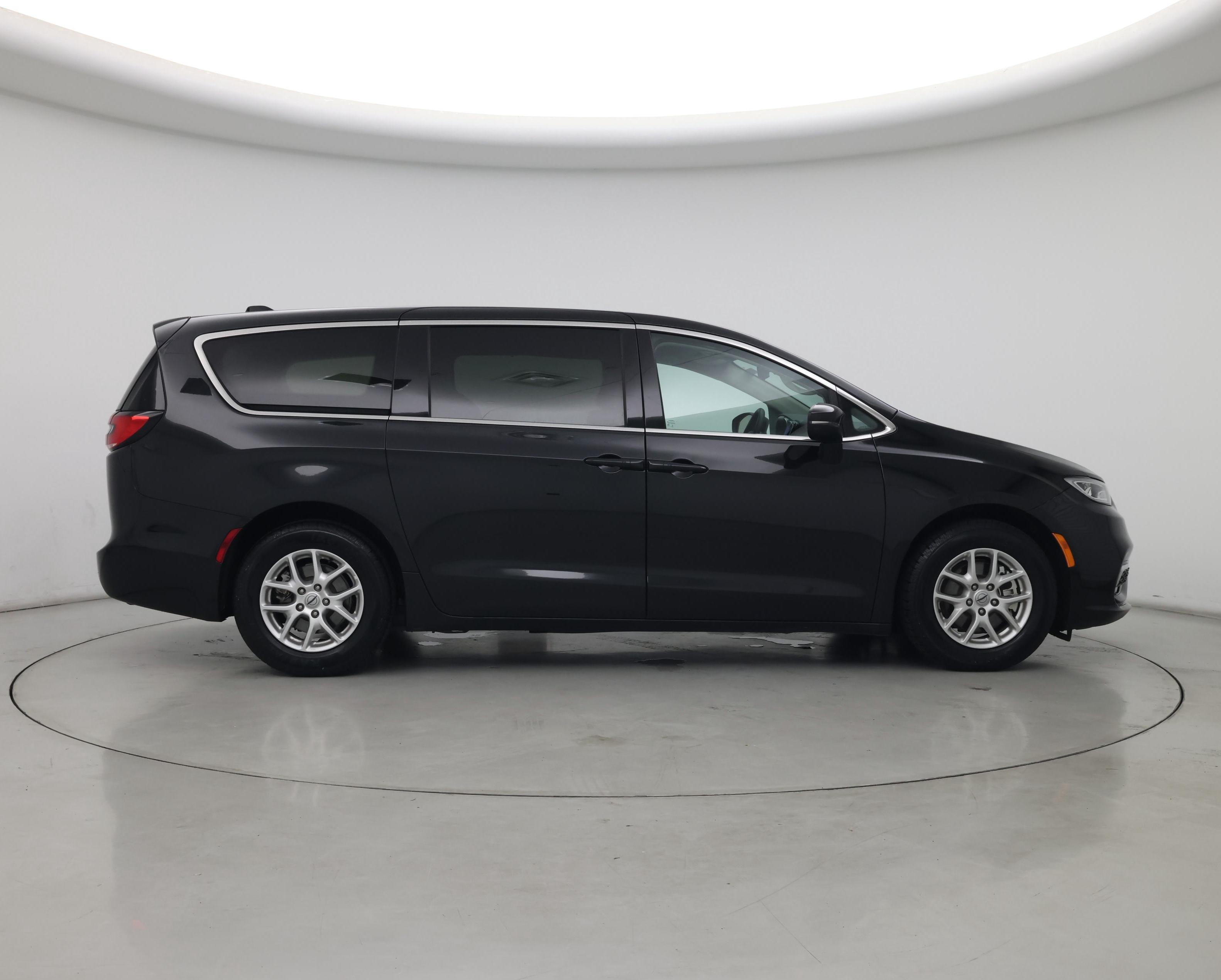 Thumbnail: 2023 Chrysler Pacifica - 7