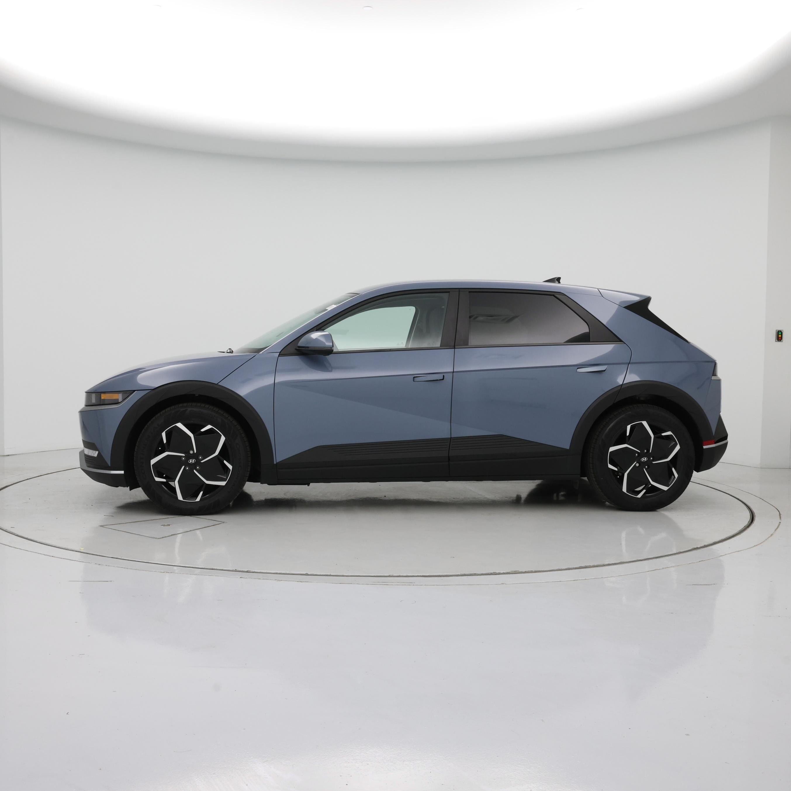 Thumbnail: 2023 Hyundai Ioniq 5 - 3