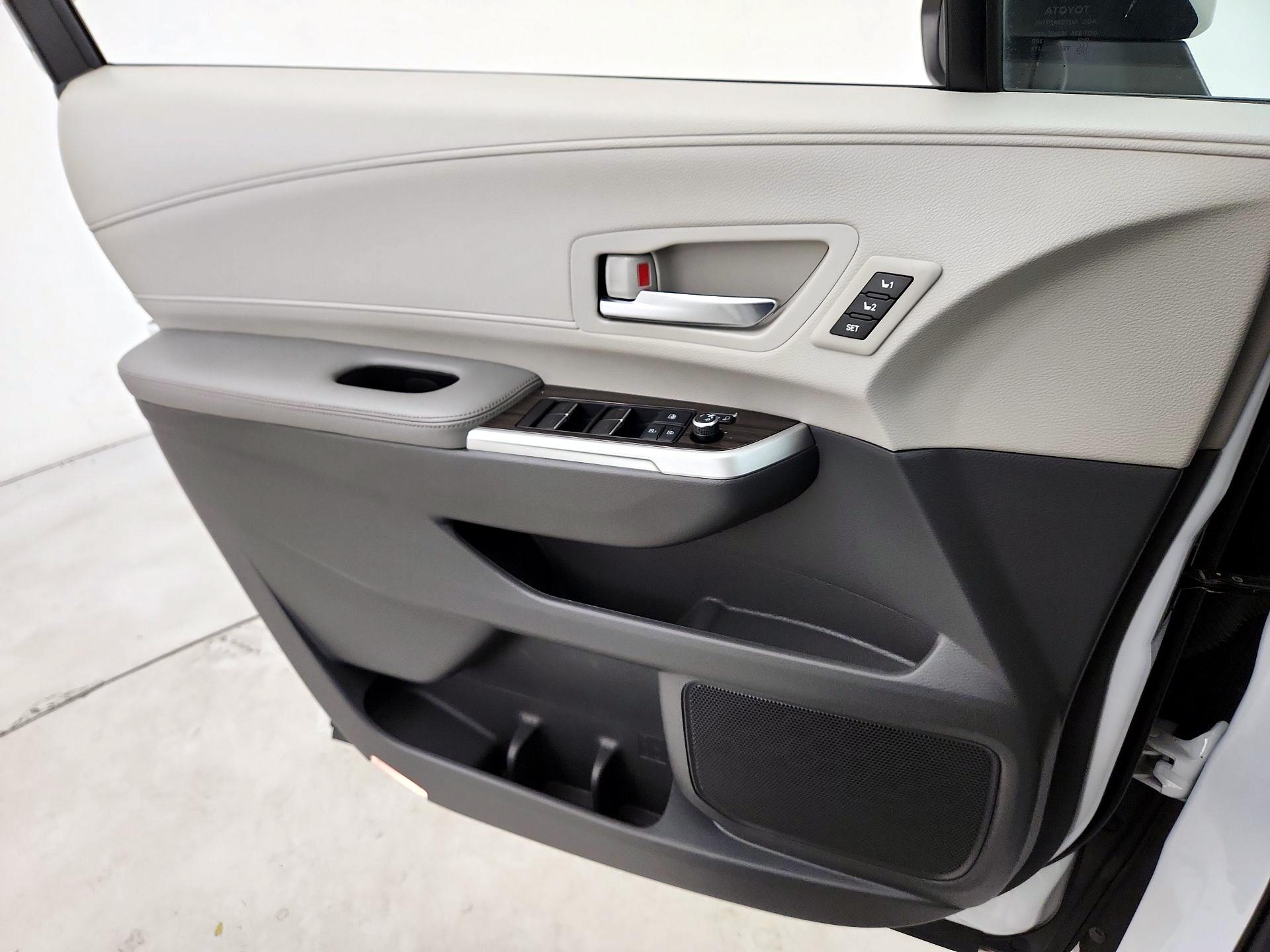 Thumbnail: 2021 Toyota Sienna - 12