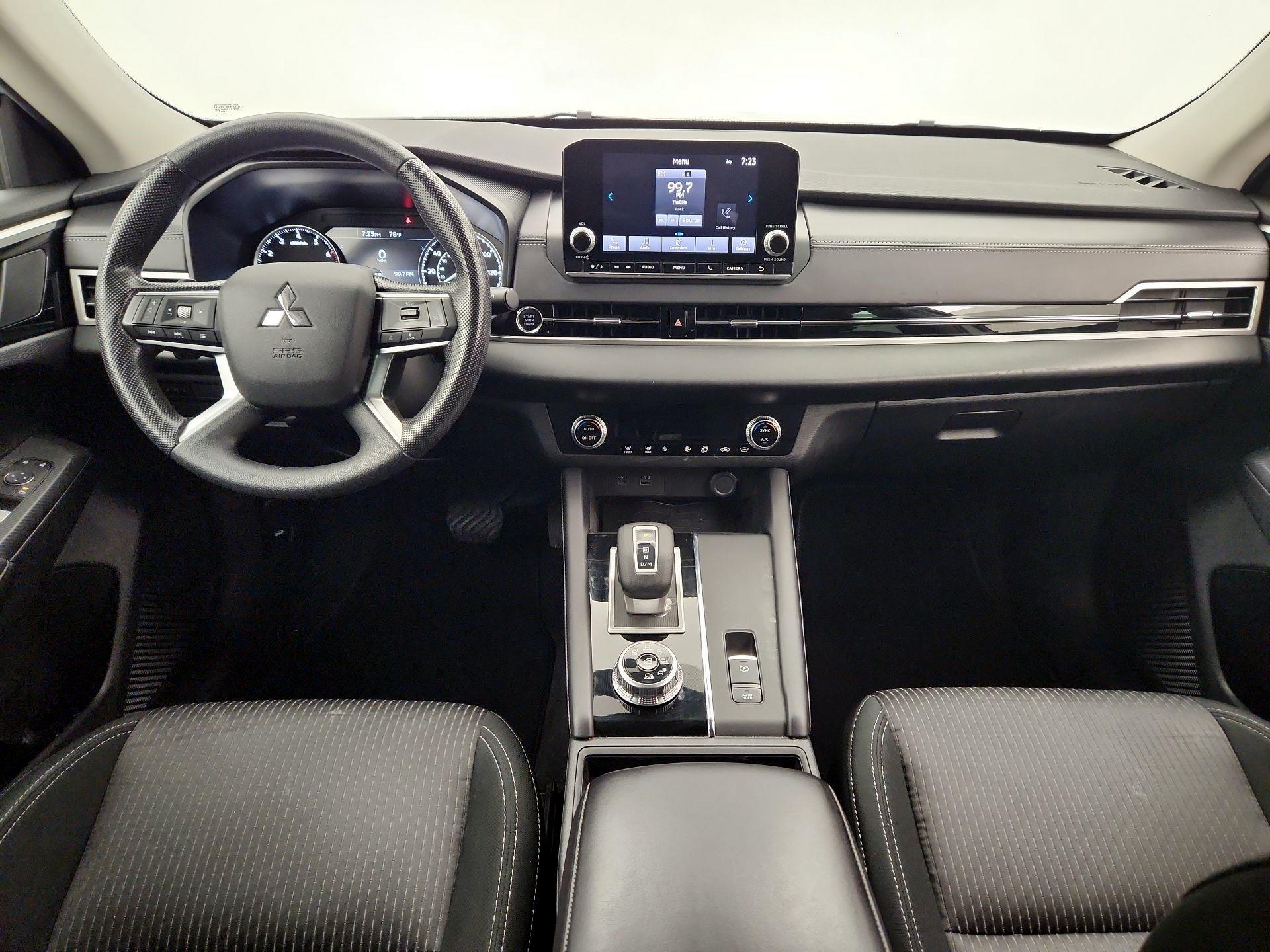 Thumbnail: 2023 Mitsubishi Outlander - 9